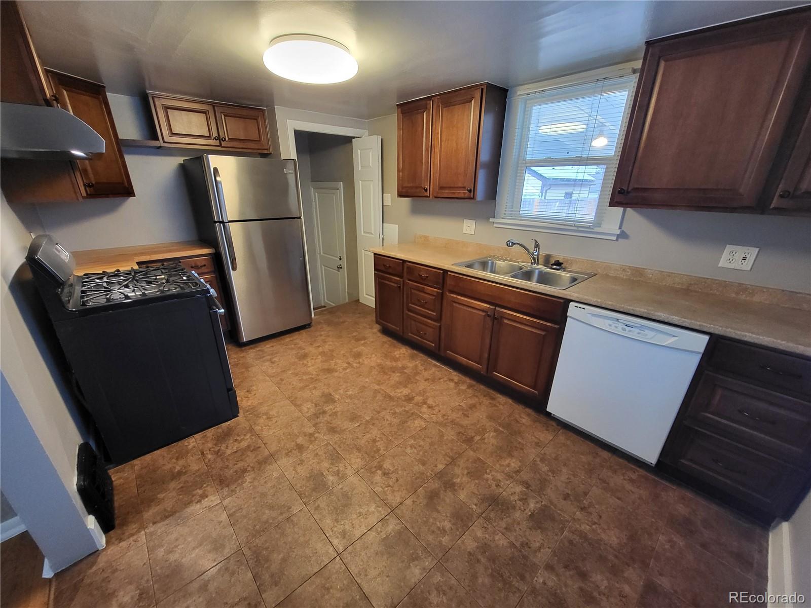 MLS Image #13 for 1350 n ulster street,denver, Colorado