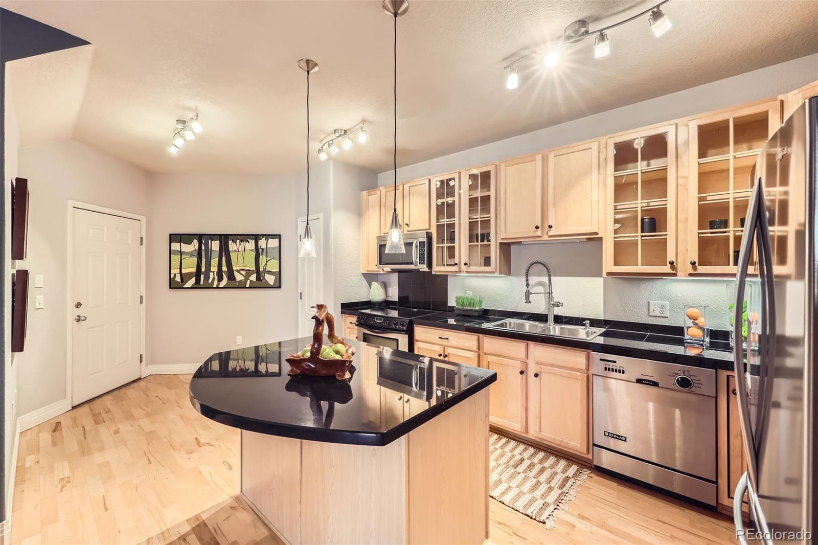 MLS Image #4 for 230  poplar street b,denver, Colorado