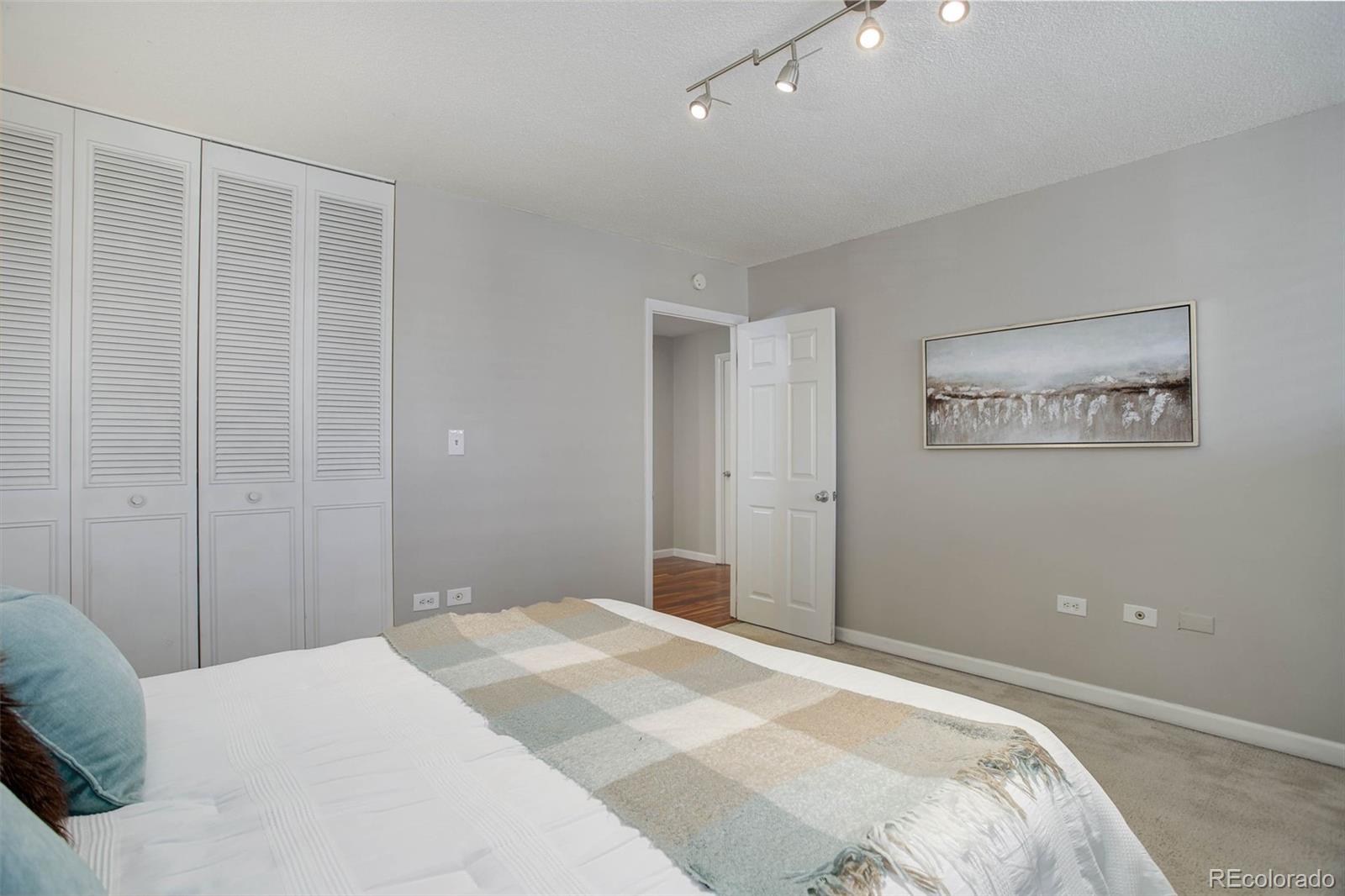 MLS Image #13 for 909 n logan street 1b,denver, Colorado