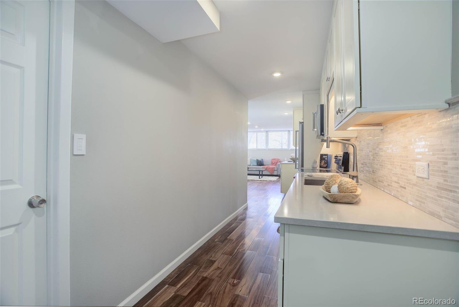 MLS Image #7 for 909 n logan street 1b,denver, Colorado