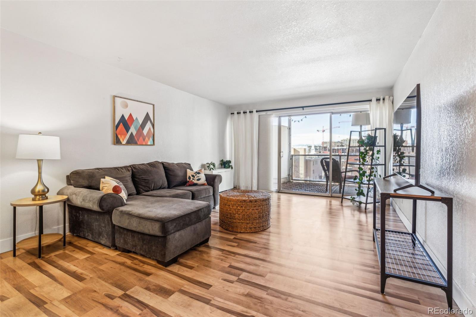 MLS Image #6 for 888 n logan street 5a,denver, Colorado