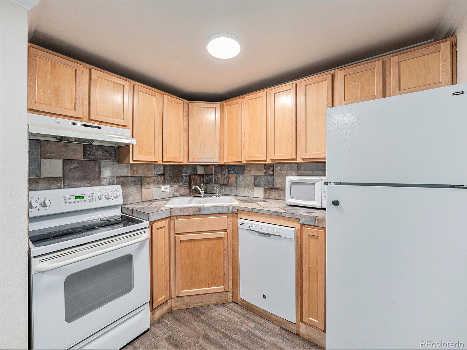 MLS Image #10 for 1390 n emerson street 105,denver, Colorado