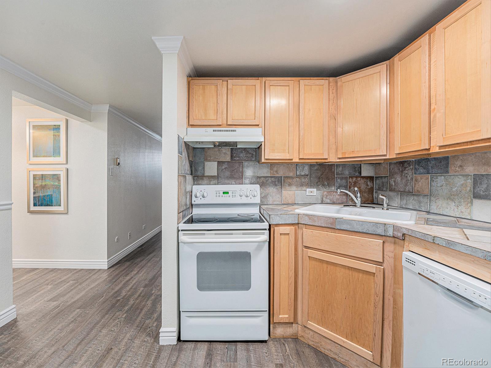 MLS Image #17 for 1390 n emerson street 105,denver, Colorado