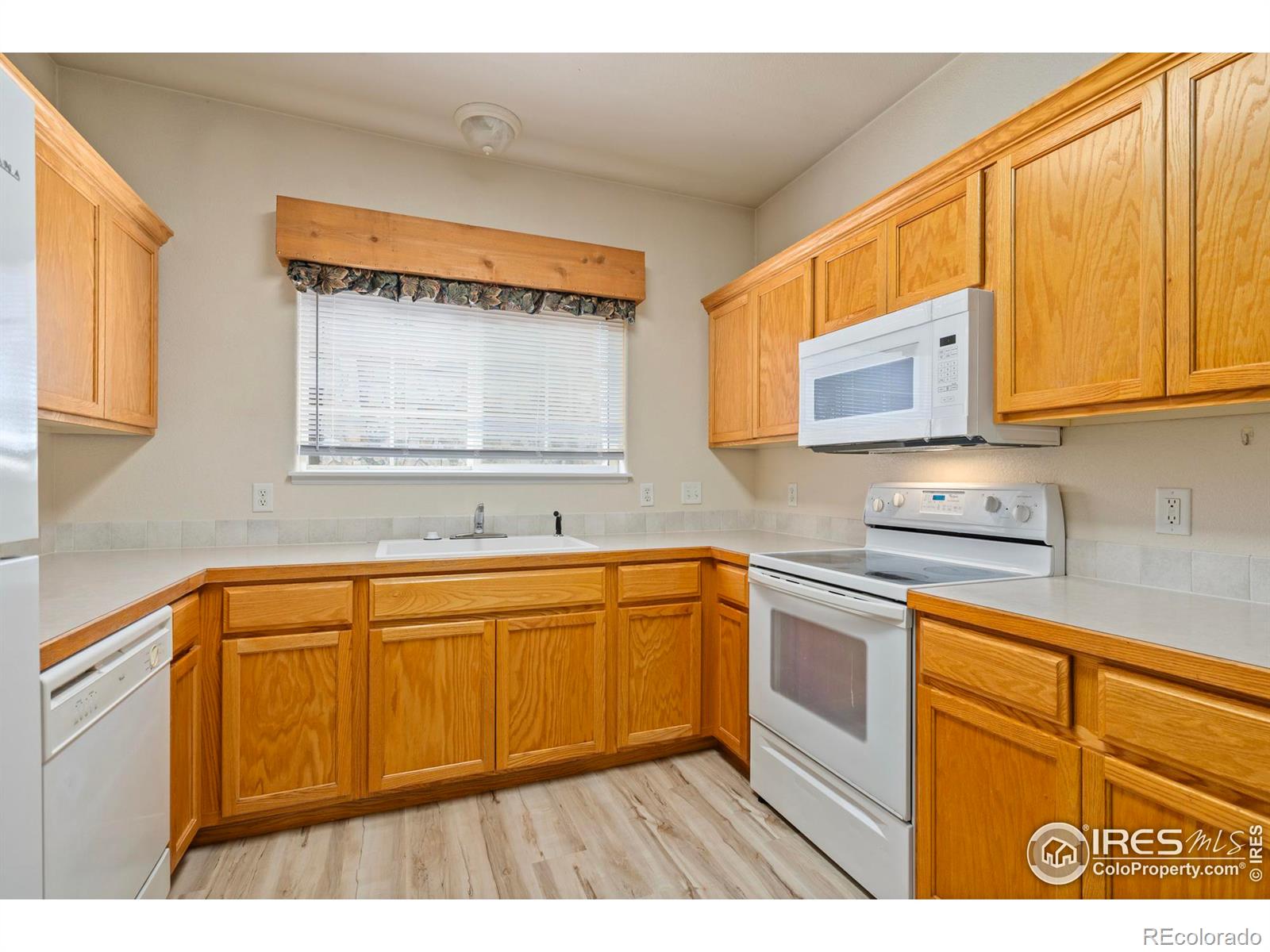 MLS Image #5 for 1288  lake circle,windsor, Colorado