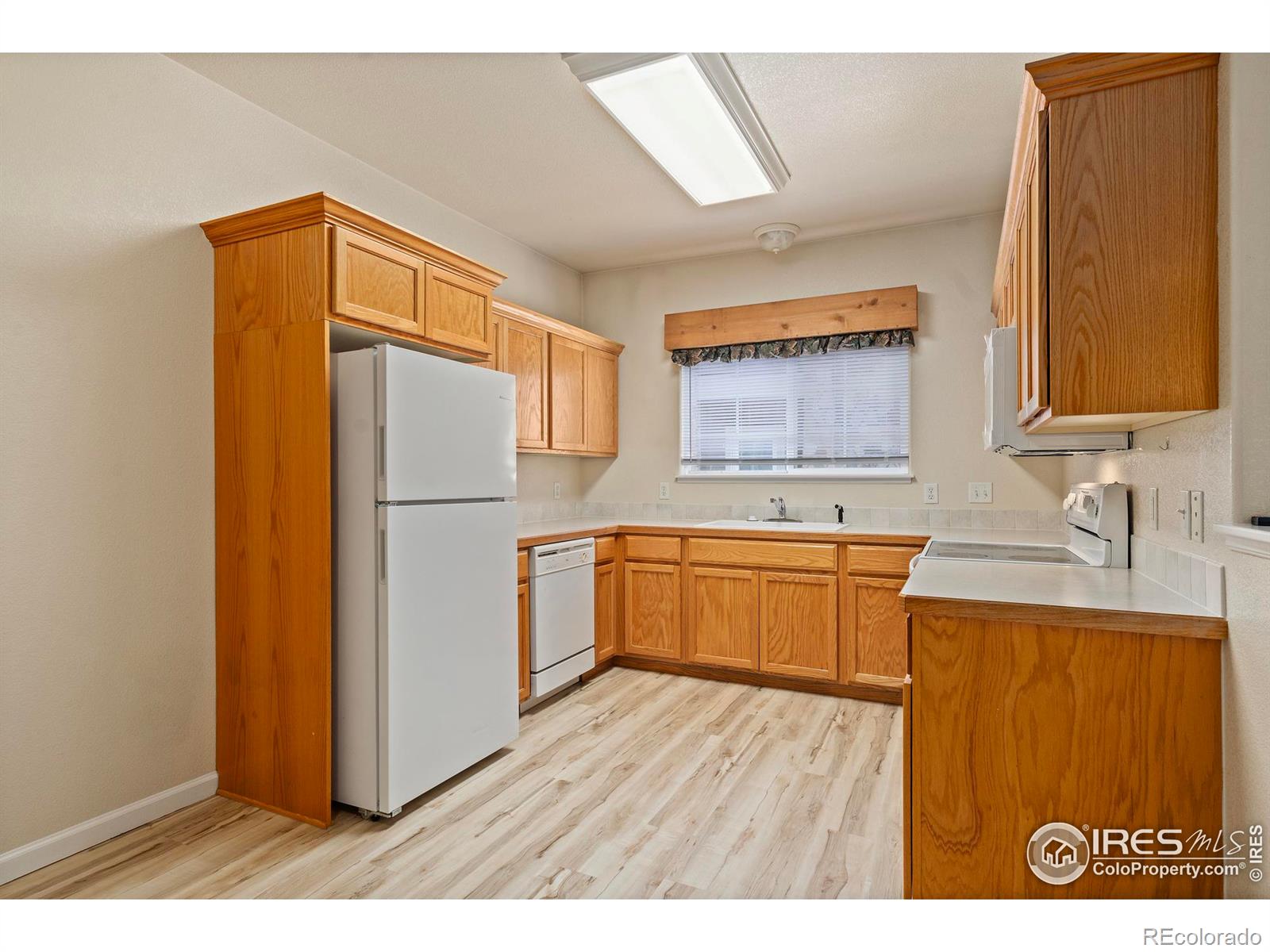 MLS Image #6 for 1288  lake circle,windsor, Colorado