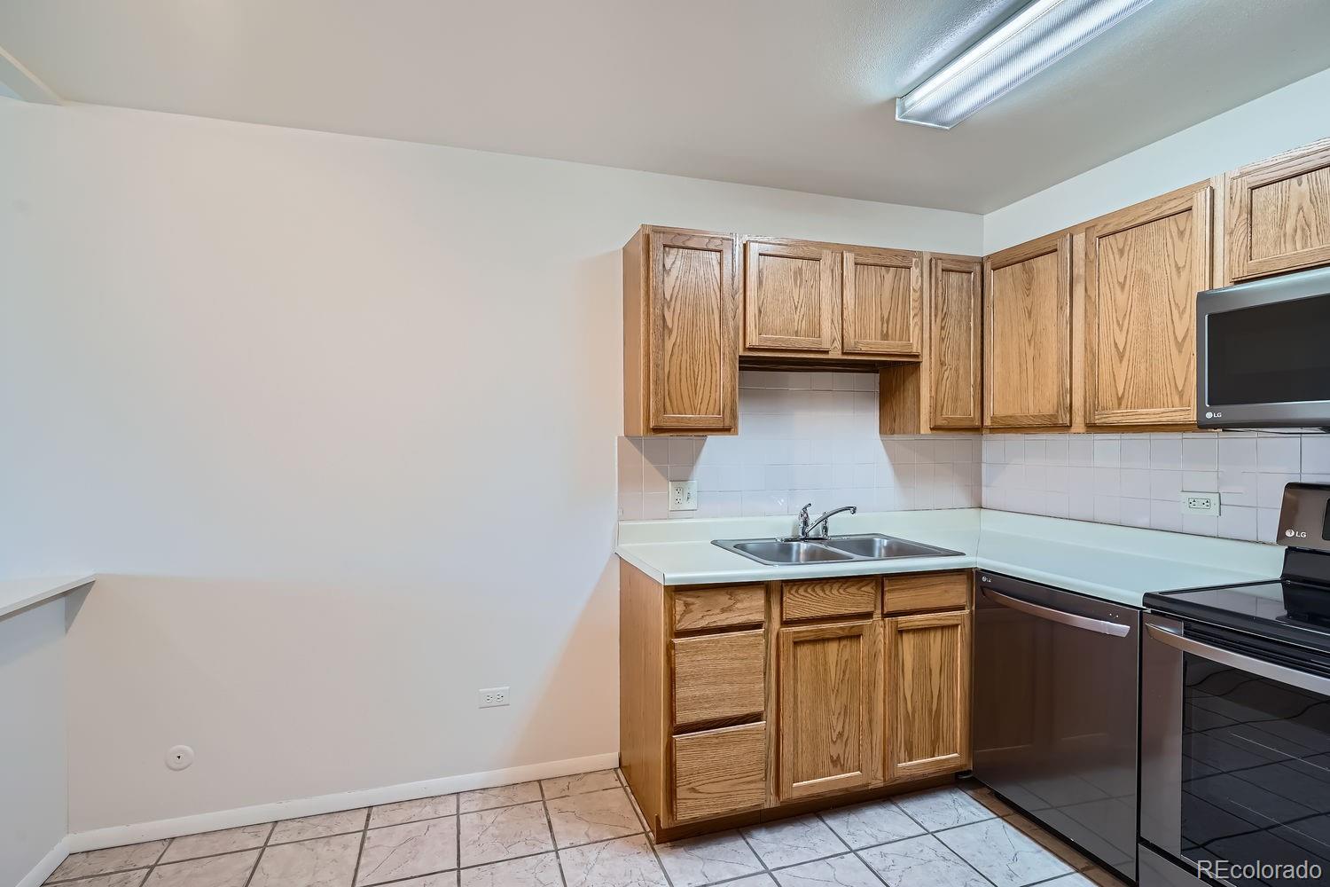 MLS Image #7 for 650 s clinton street,denver, Colorado