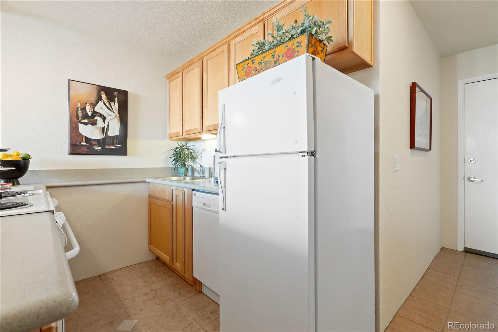 MLS Image #11 for 909 n logan street,denver, Colorado