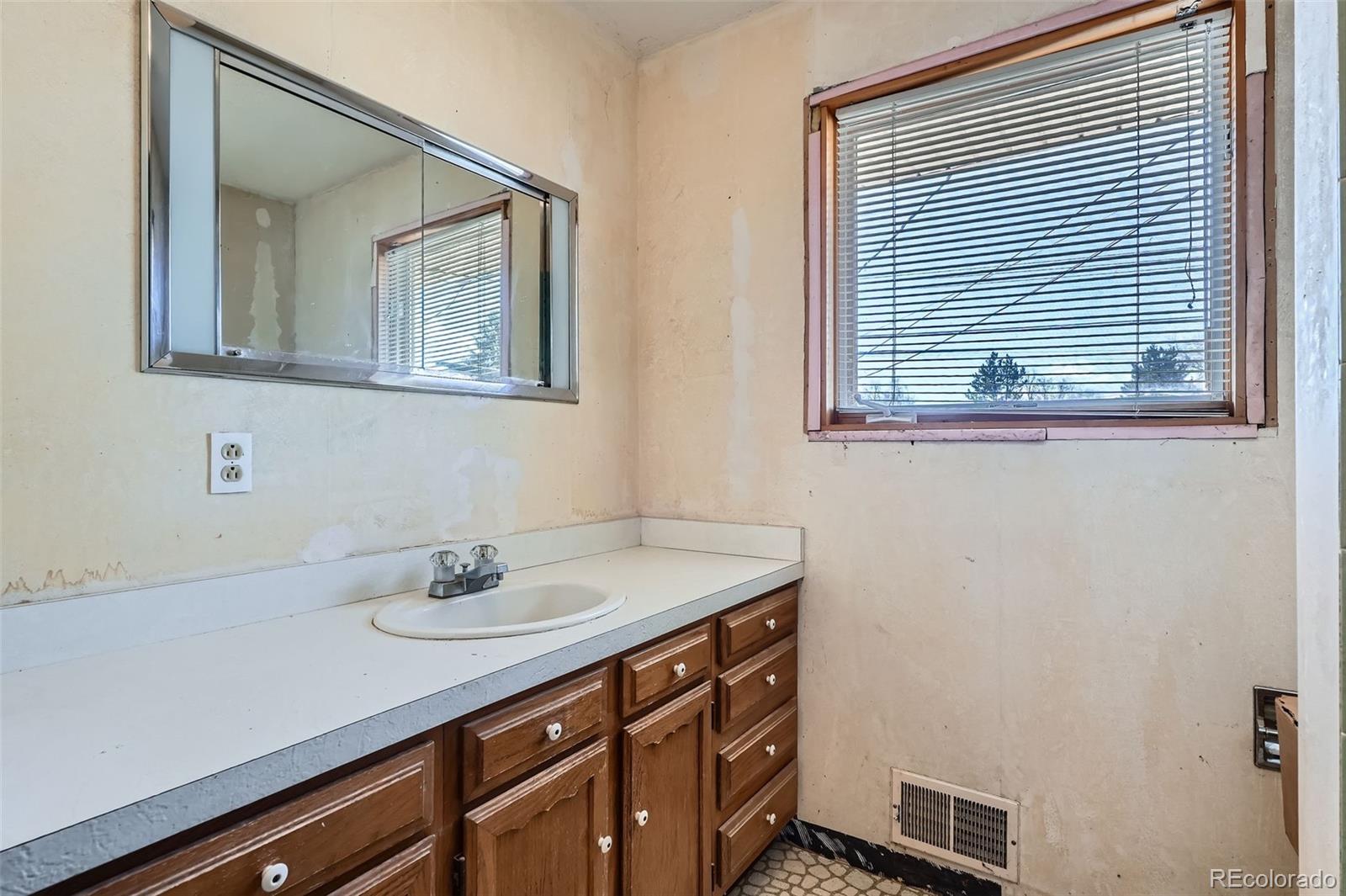 MLS Image #16 for 2525 s ivanhoe place,denver, Colorado