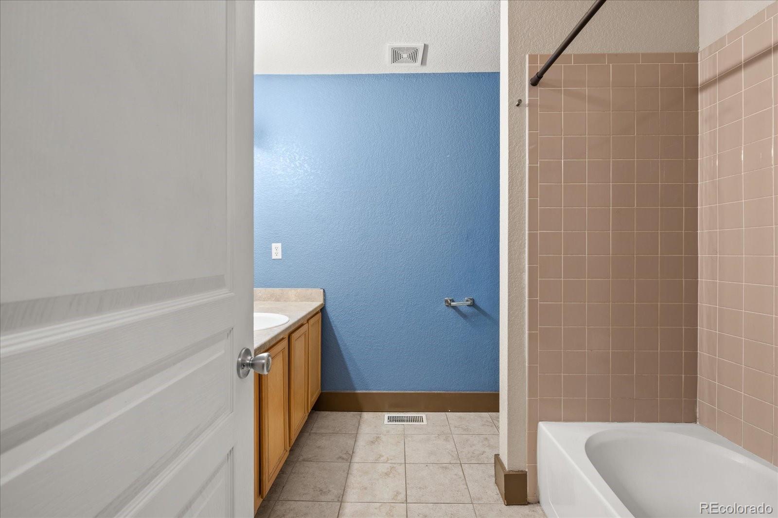 MLS Image #12 for 2080 s danube court,aurora, Colorado