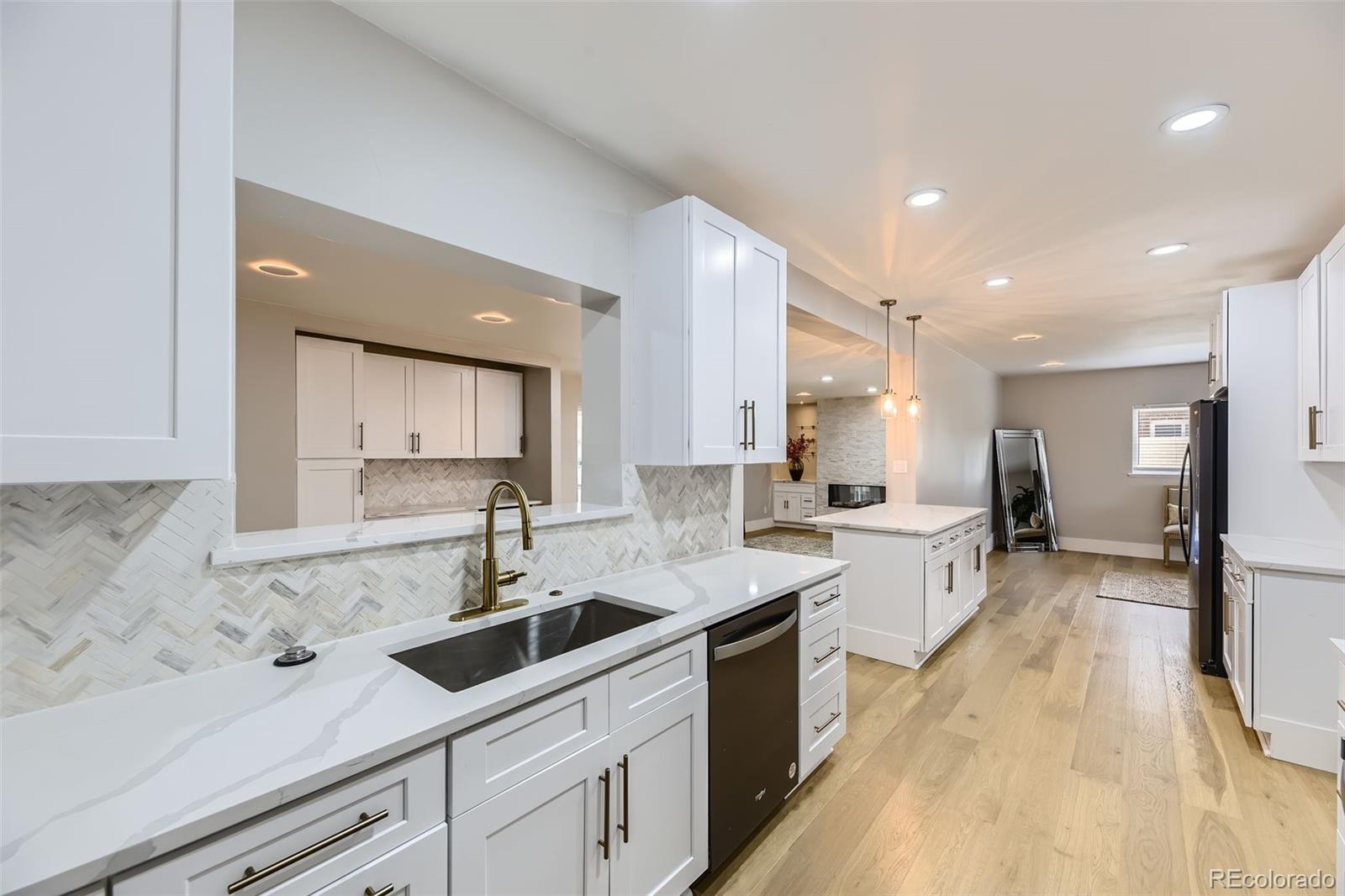 MLS Image #10 for 2930 n monaco parkway,denver, Colorado