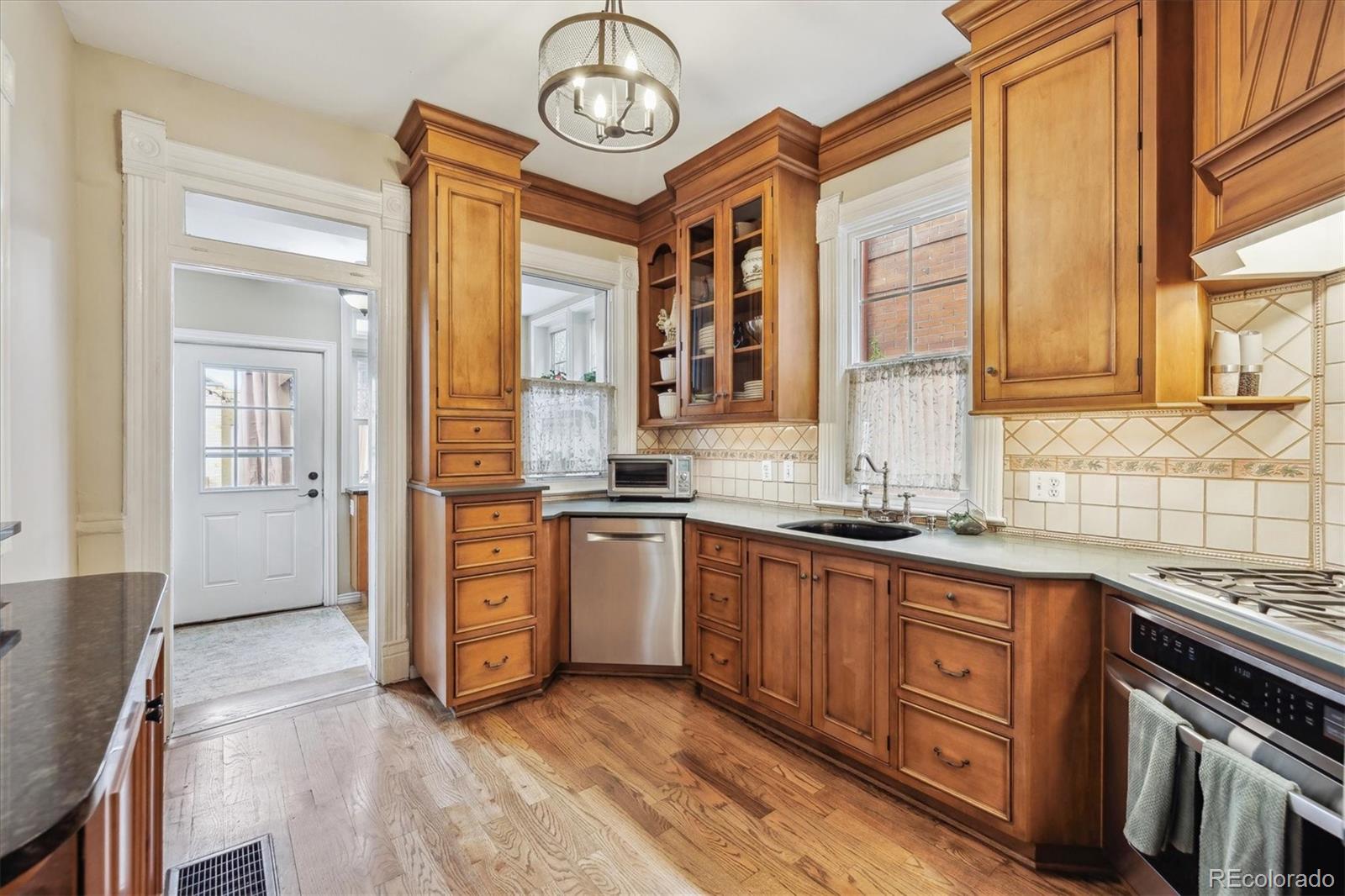 MLS Image #7 for 263 n logan street,denver, Colorado