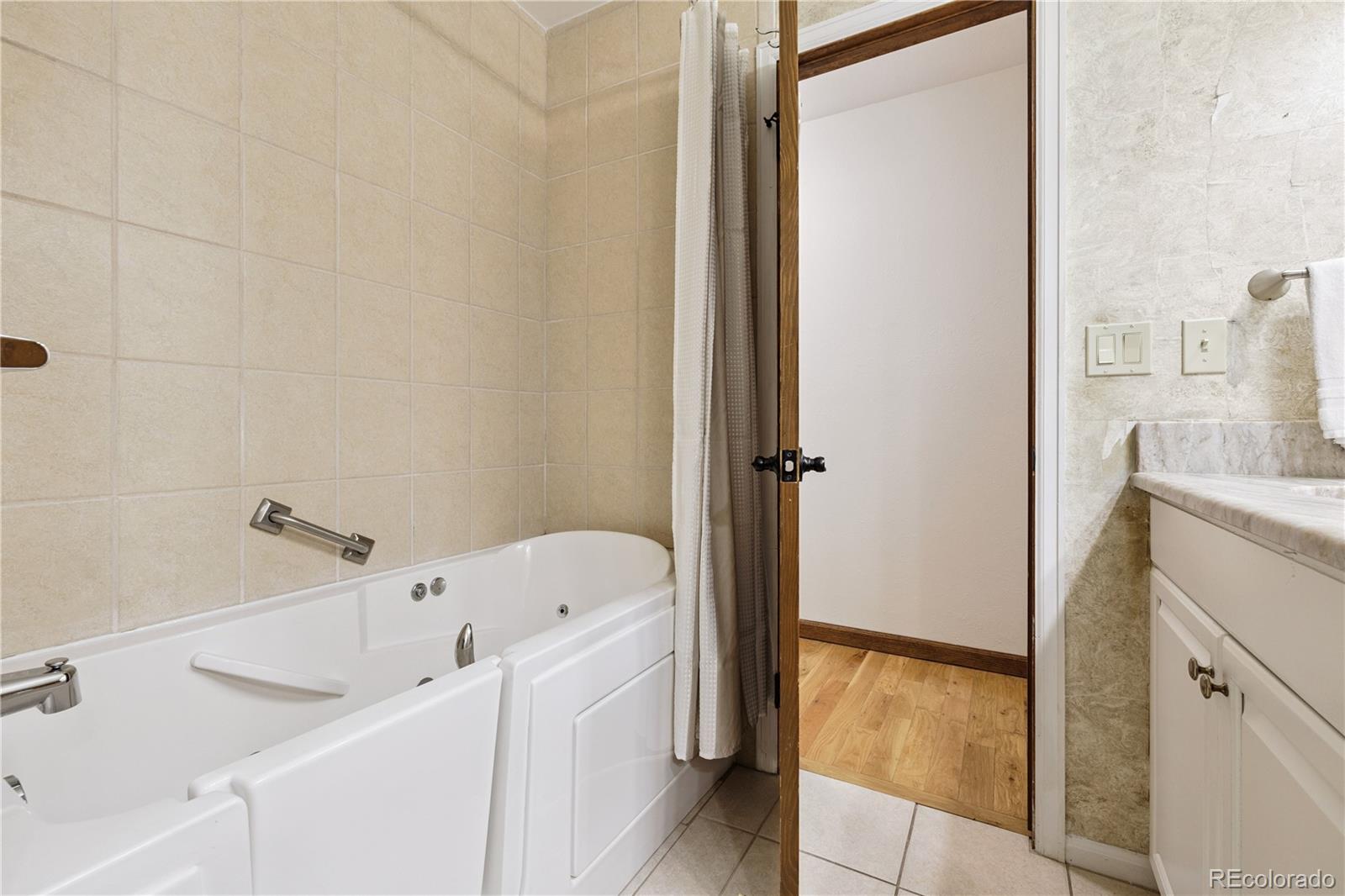 MLS Image #29 for 3298 s krameria street,denver, Colorado