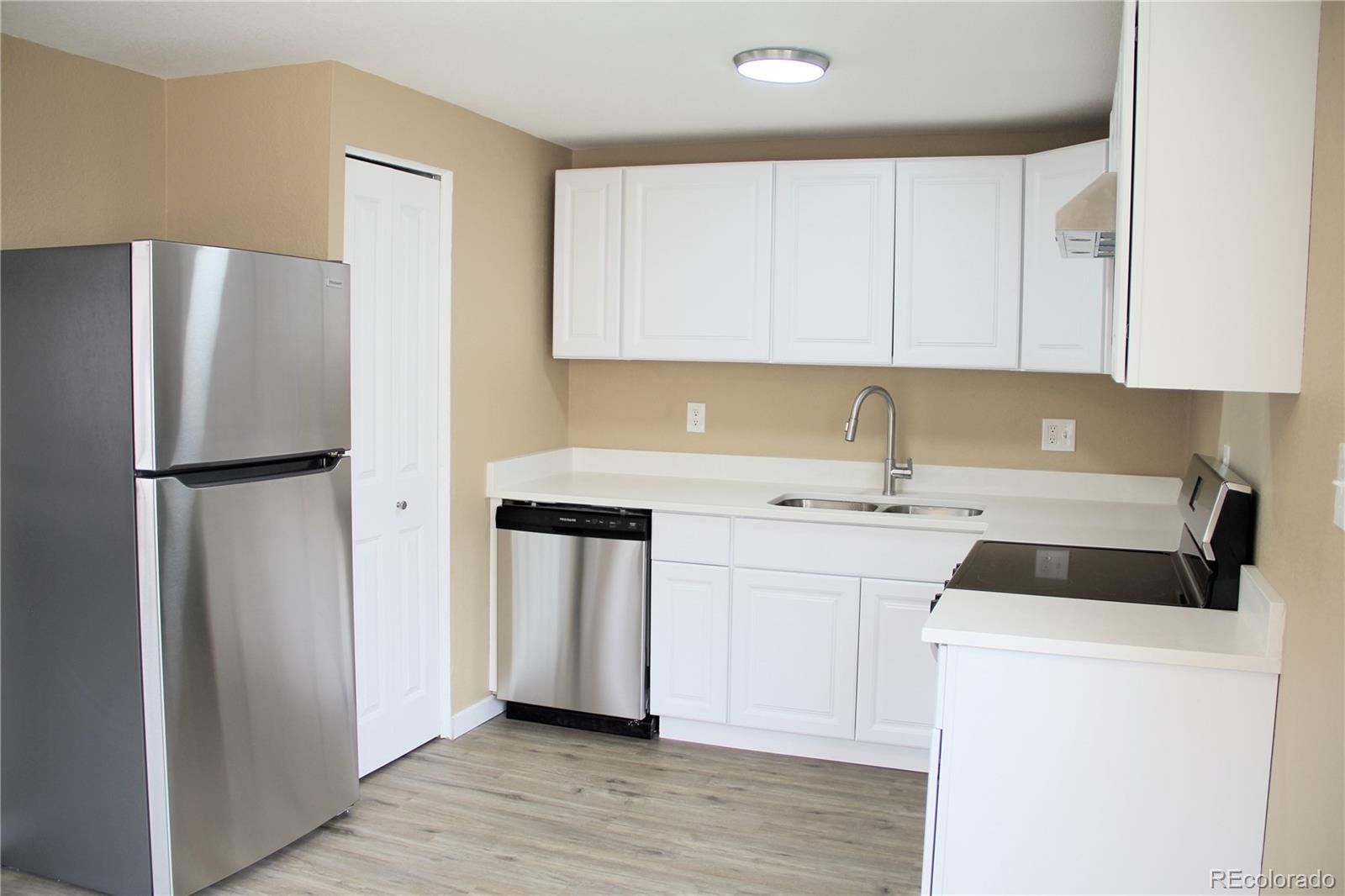 MLS Image #11 for 875 s quebec street,denver, Colorado