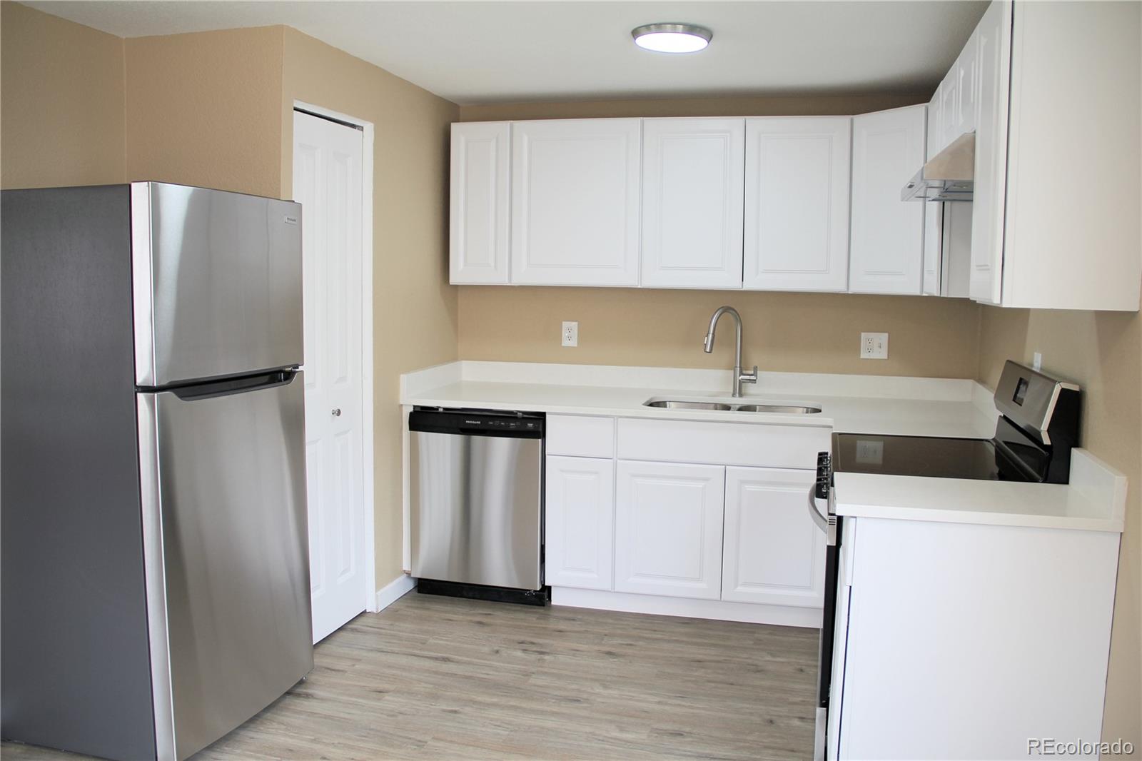 MLS Image #5 for 875 s quebec street,denver, Colorado