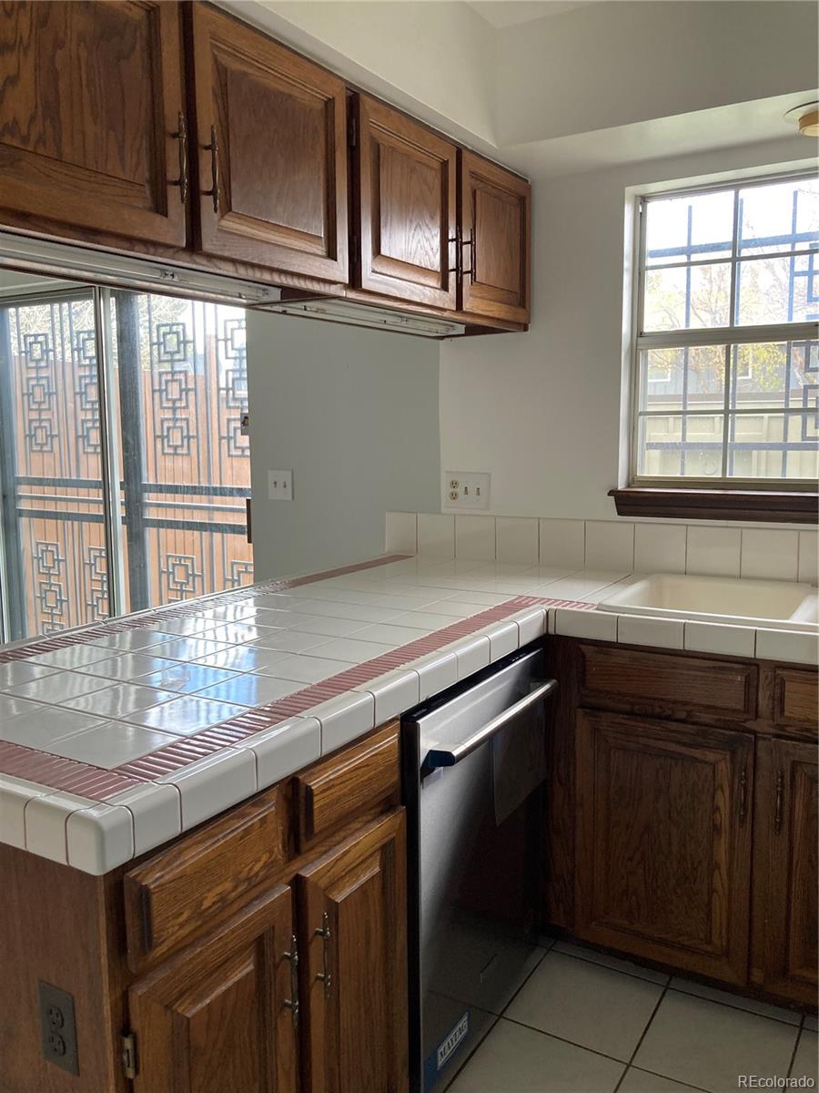 MLS Image #7 for 9142 e amherst drive,denver, Colorado