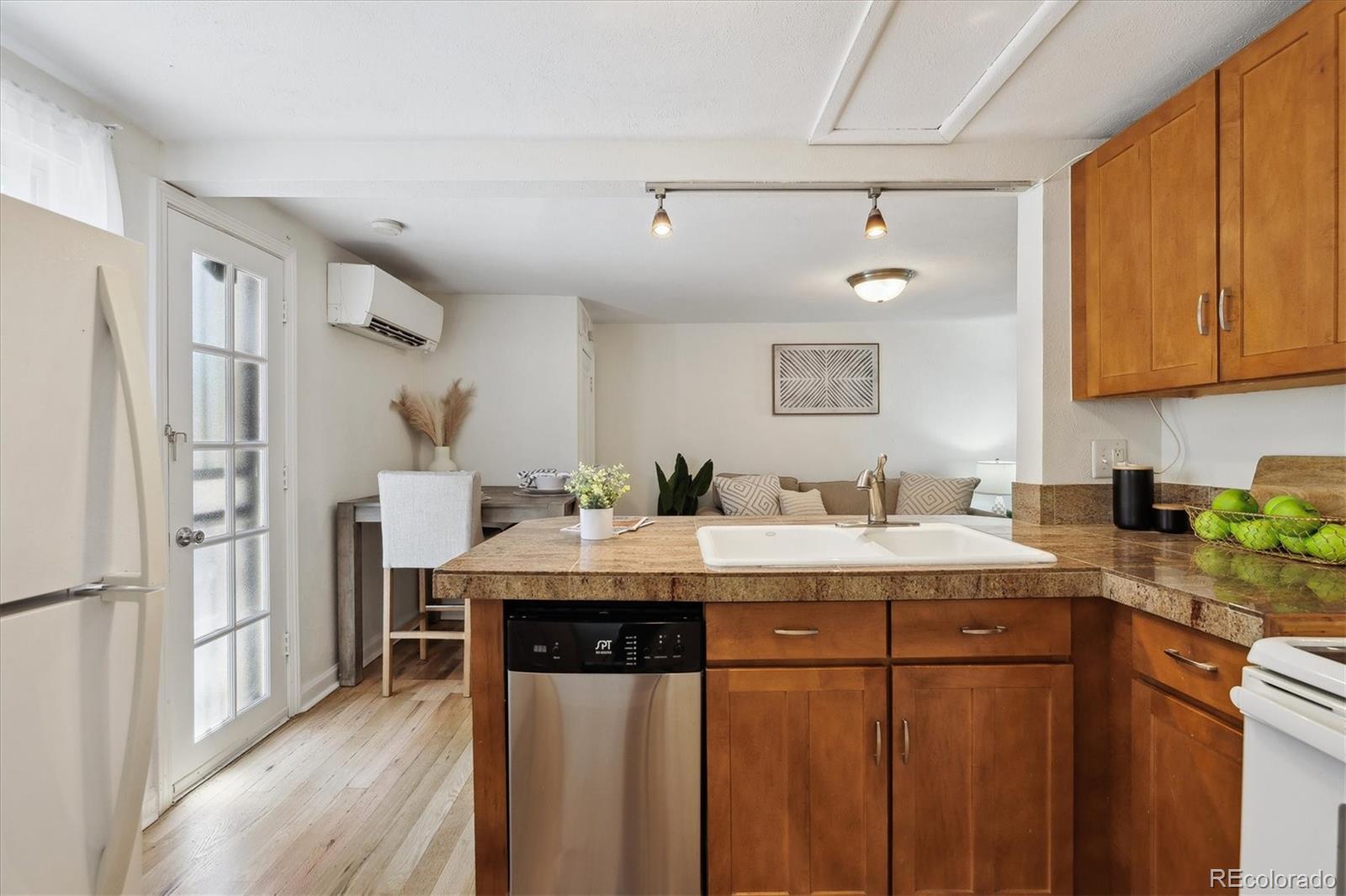 MLS Image #12 for 1532 n high street,denver, Colorado