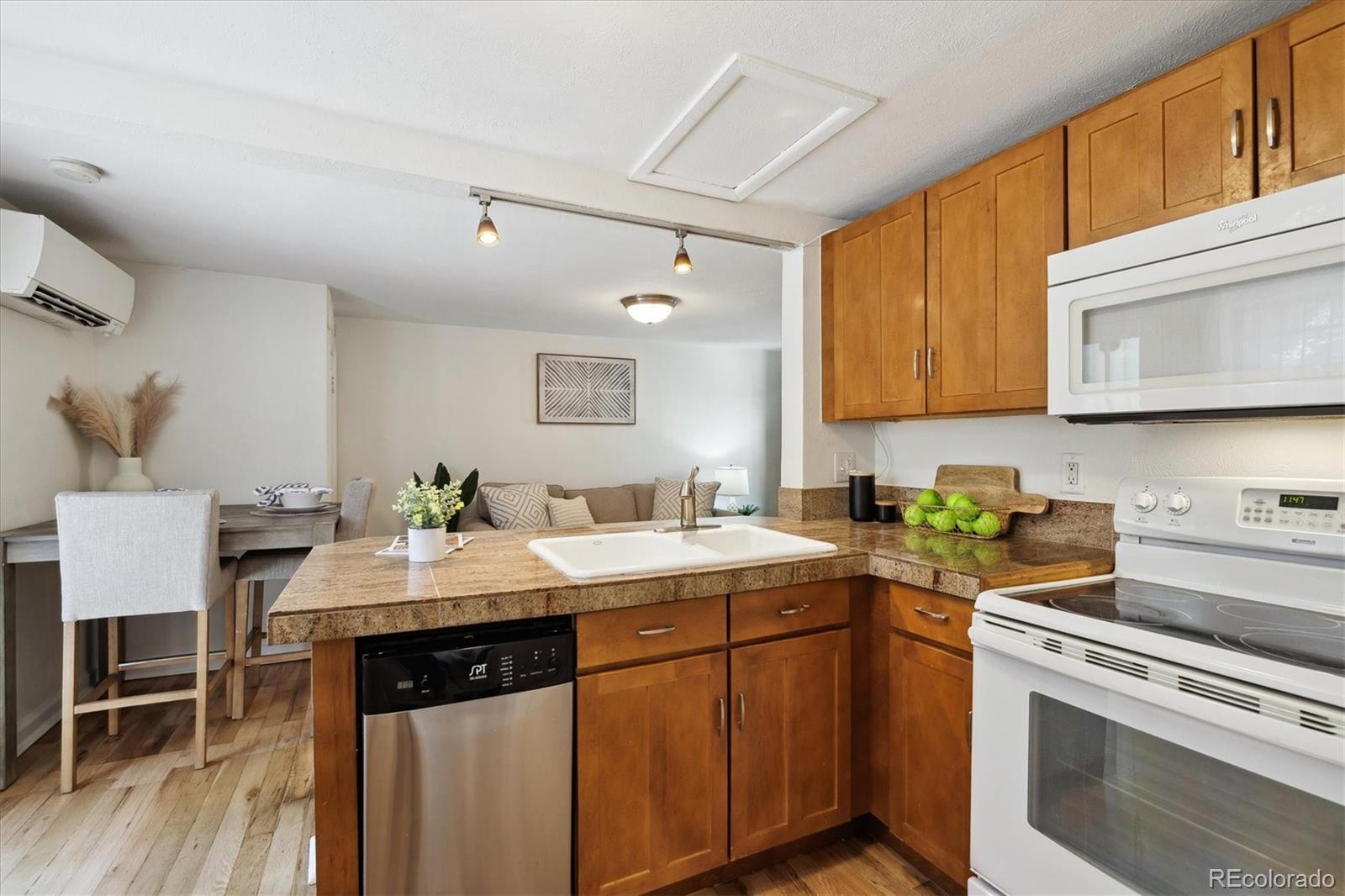 MLS Image #13 for 1532 n high street,denver, Colorado
