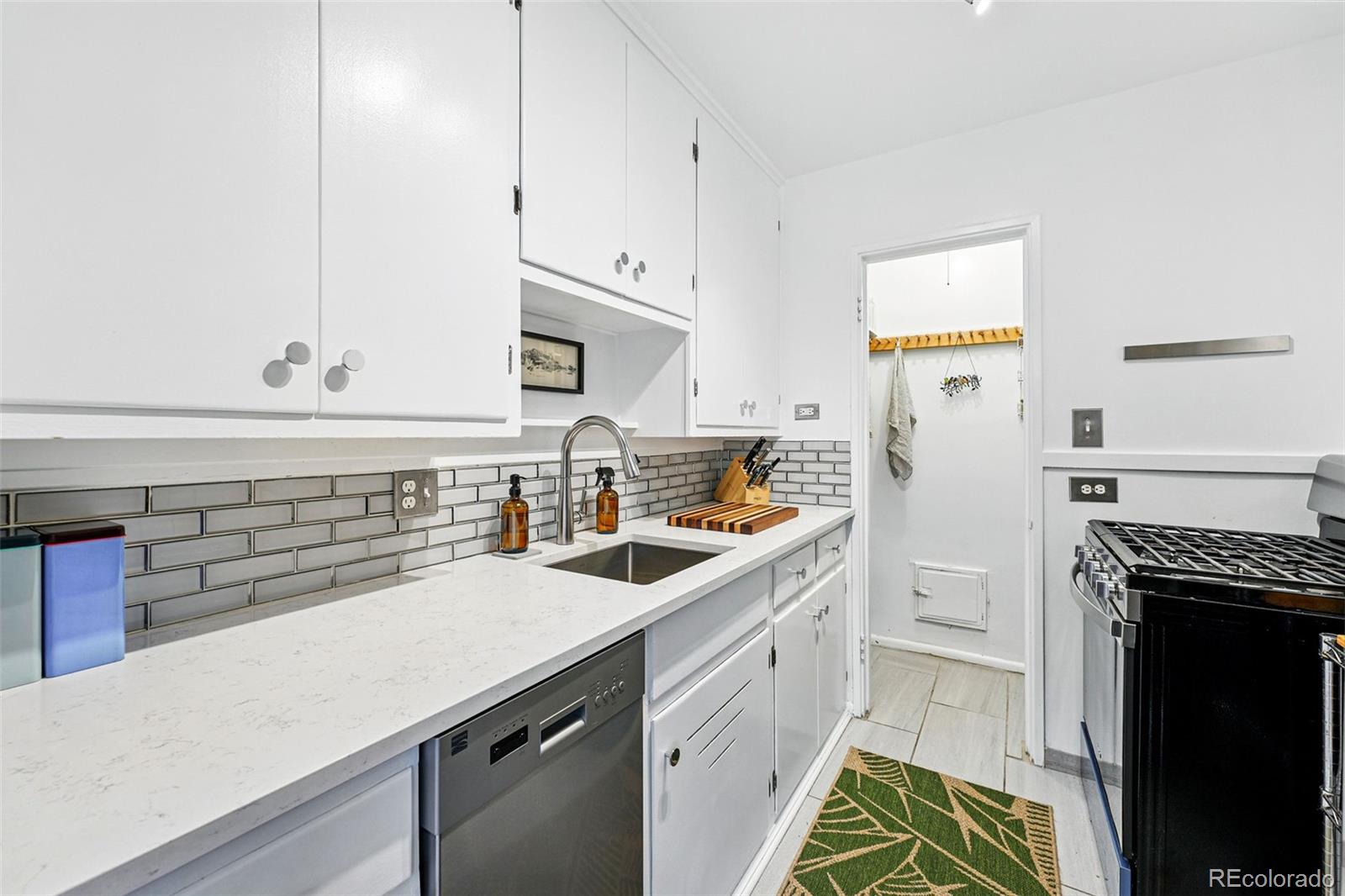 MLS Image #11 for 1175 n emerson street,denver, Colorado