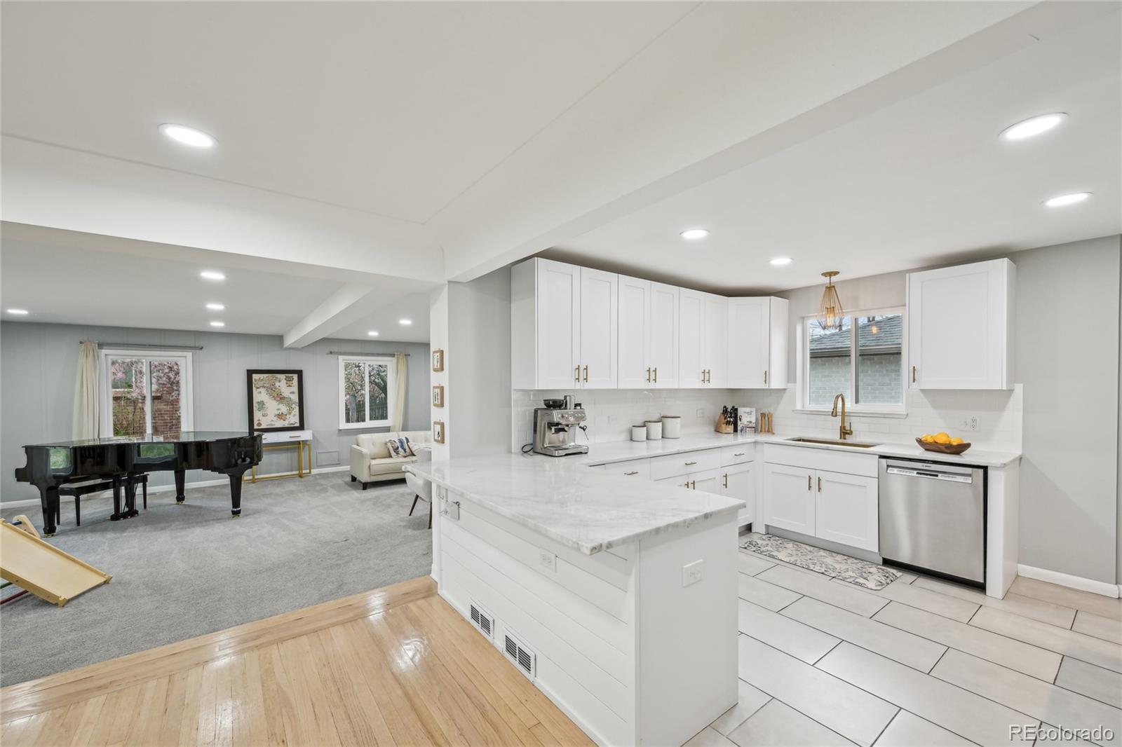 MLS Image #16 for 3285 n monaco parkway,denver, Colorado