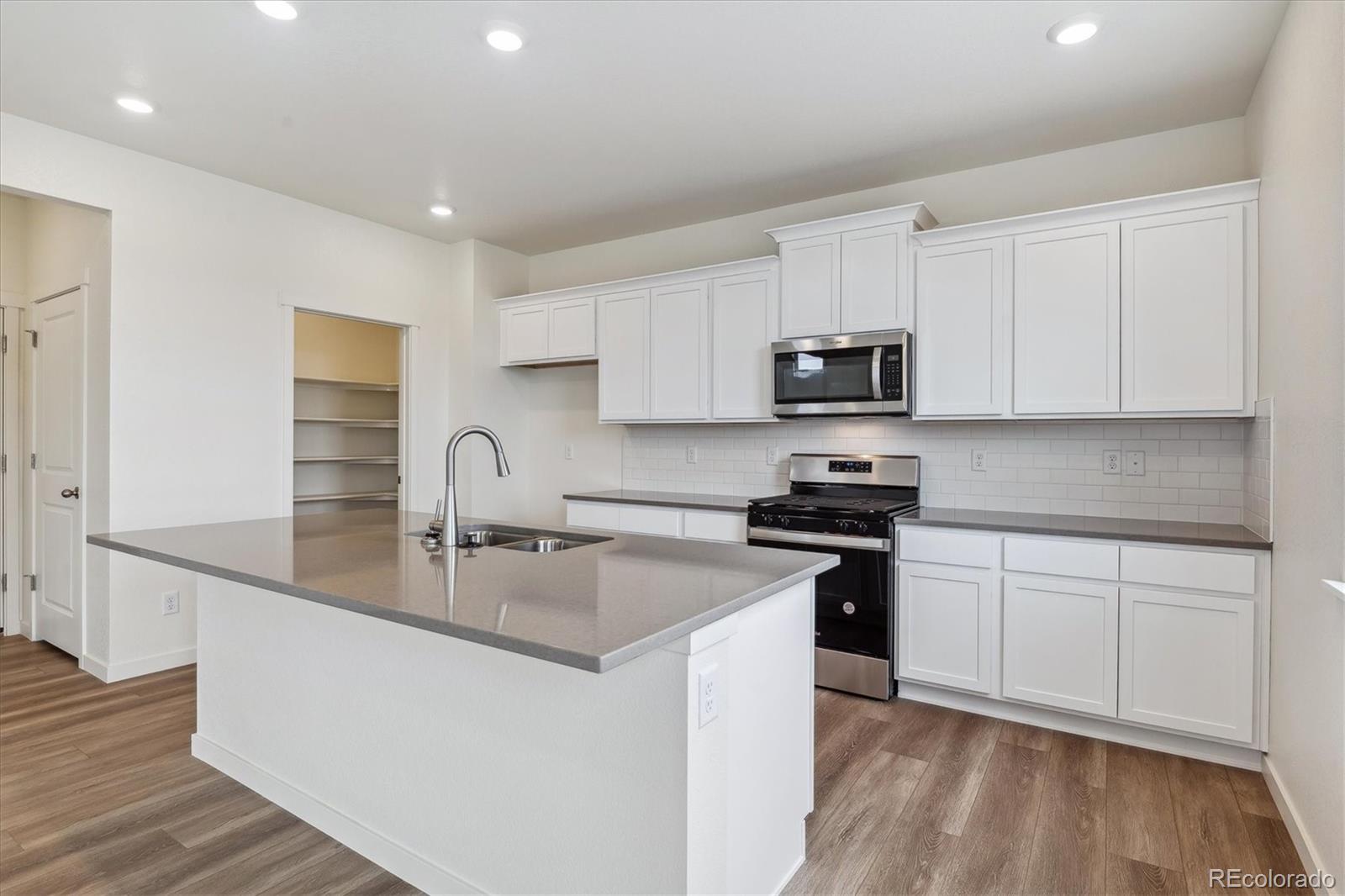 MLS Image #11 for 27574 e byers avenue,aurora, Colorado