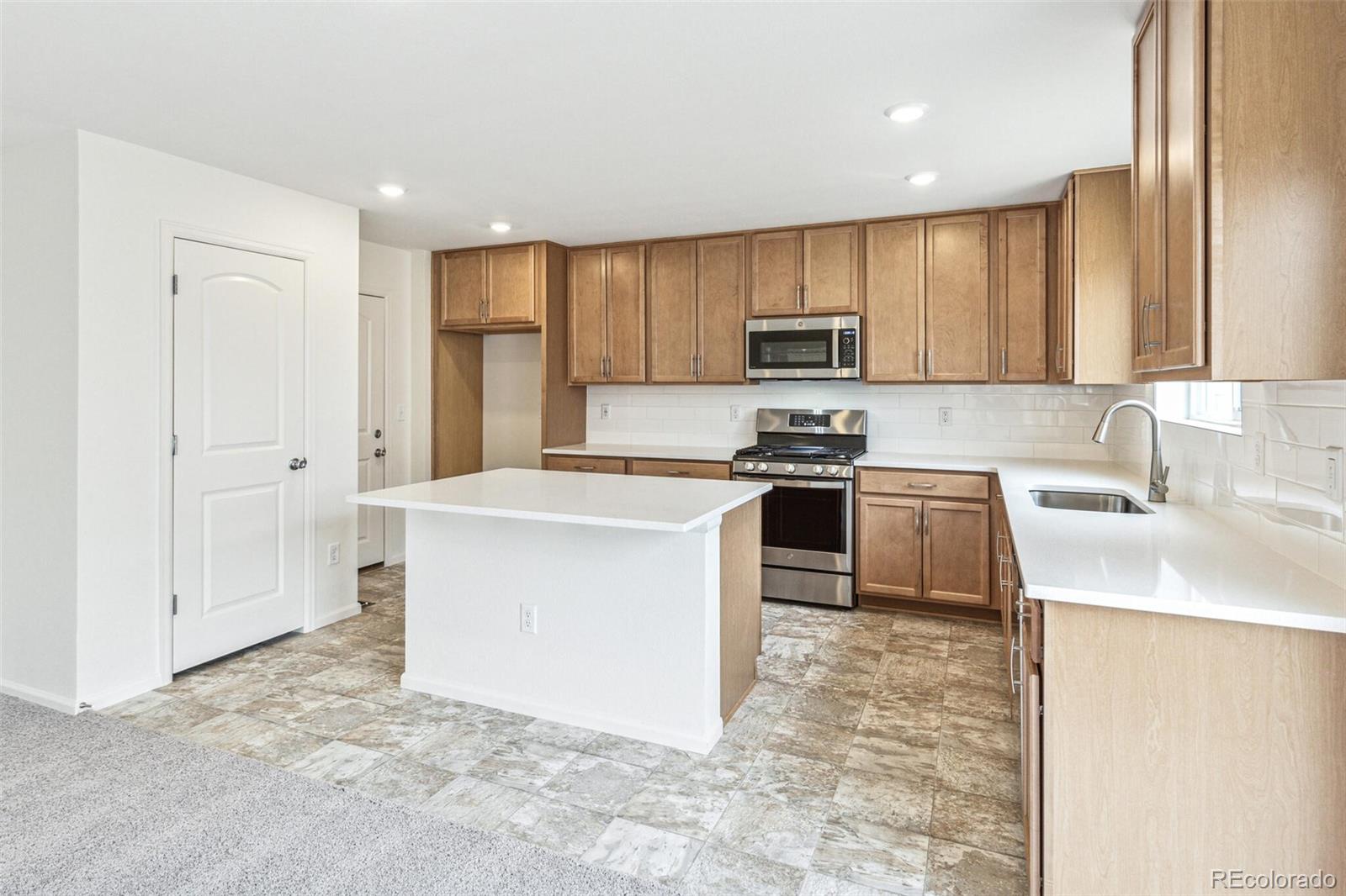 MLS Image #11 for 20724 e 57th avenue,aurora, Colorado