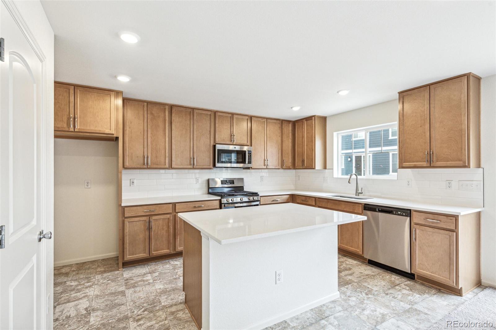 MLS Image #13 for 20724 e 57th avenue,aurora, Colorado