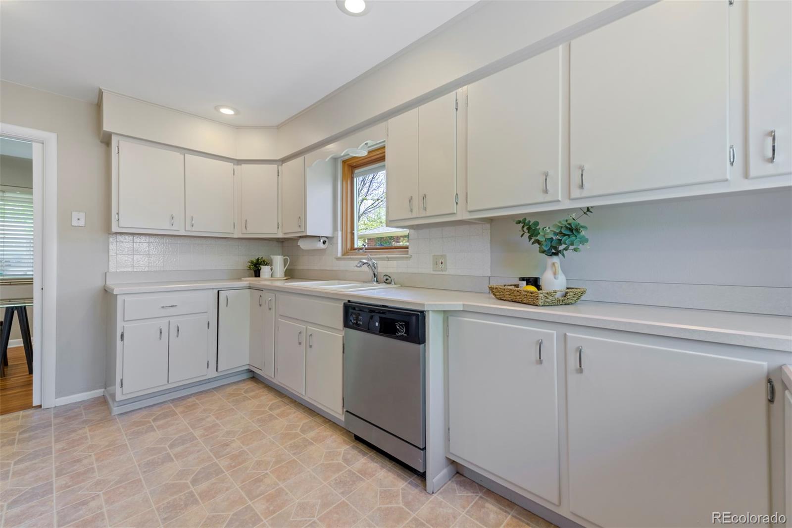 MLS Image #11 for 3245 s high street,englewood, Colorado