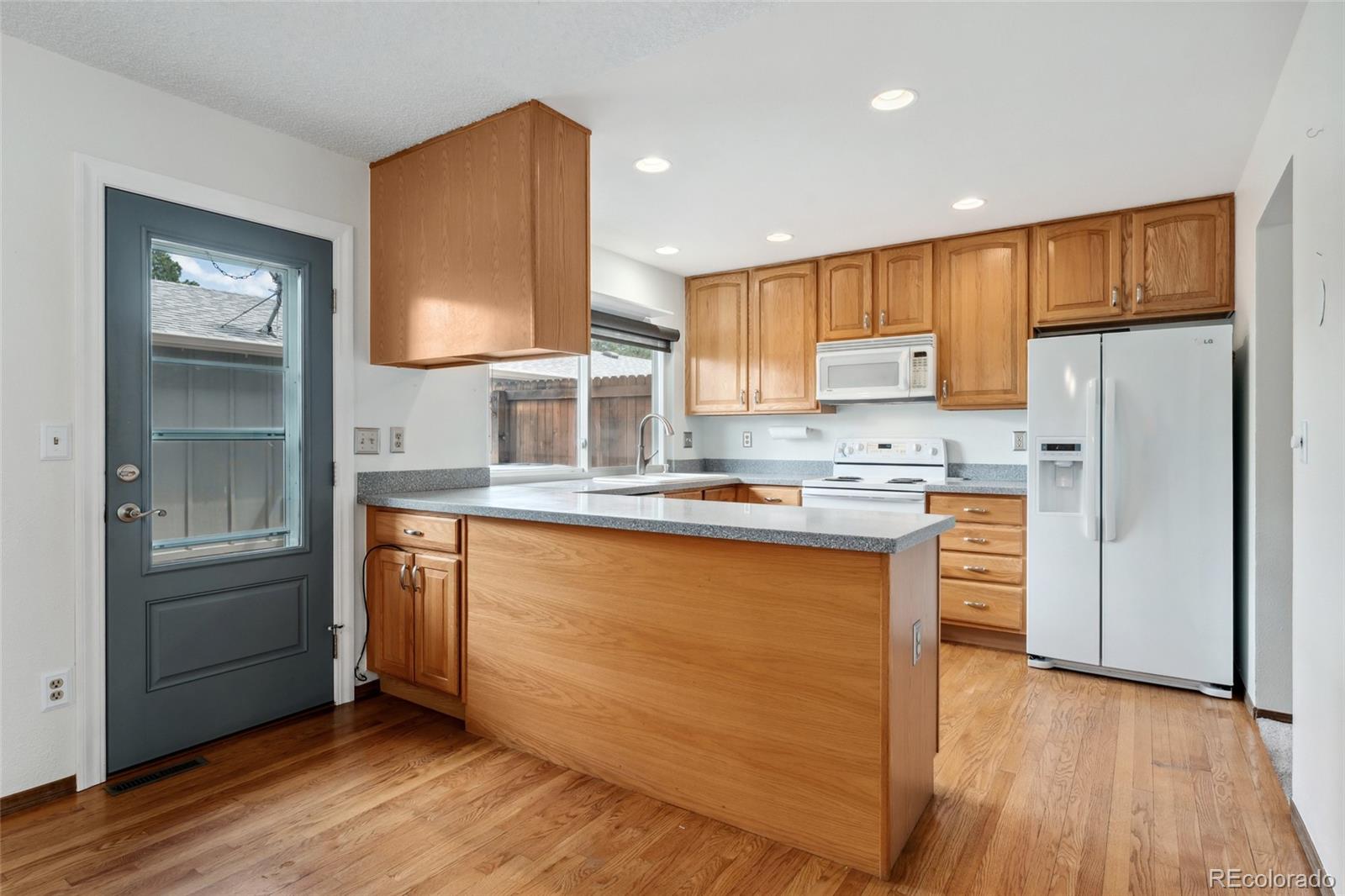 MLS Image #12 for 10208 e jewell avenue,aurora, Colorado