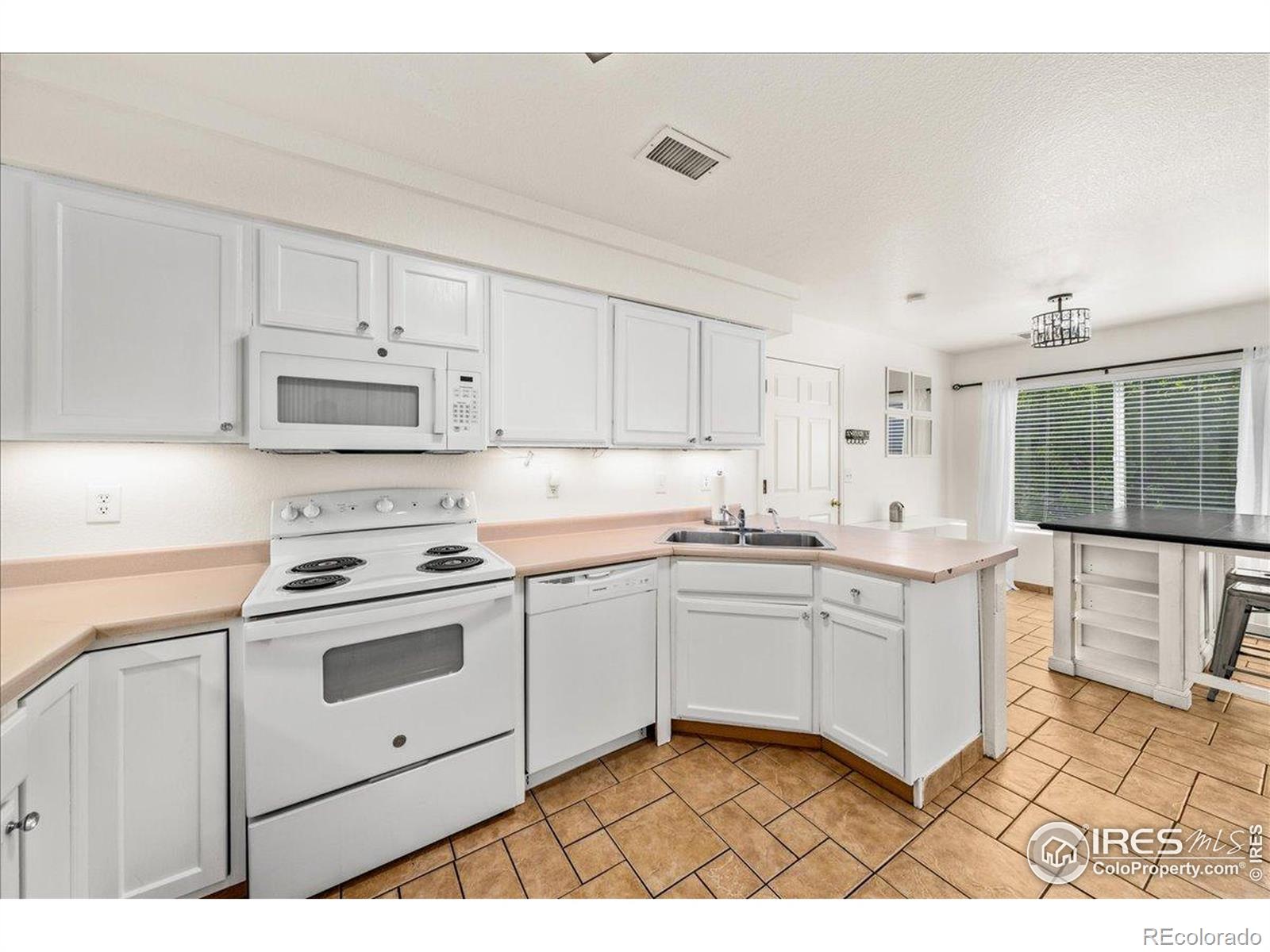 MLS Image #8 for 21562 e 47th avenue,denver, Colorado