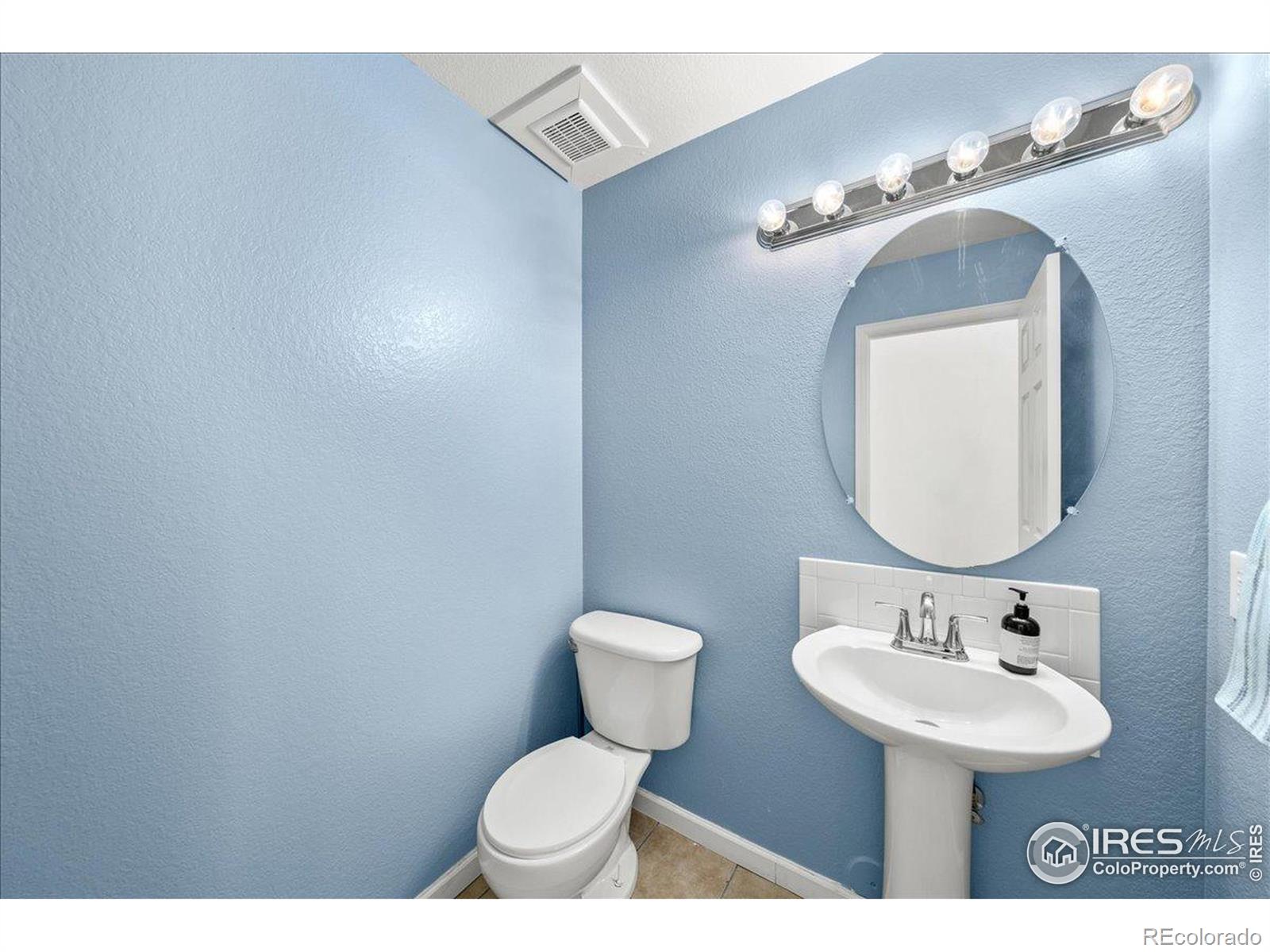 MLS Image #9 for 21562 e 47th avenue,denver, Colorado