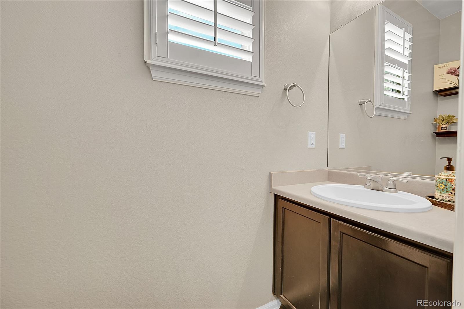 MLS Image #17 for 25262  e 2nd place,aurora, Colorado