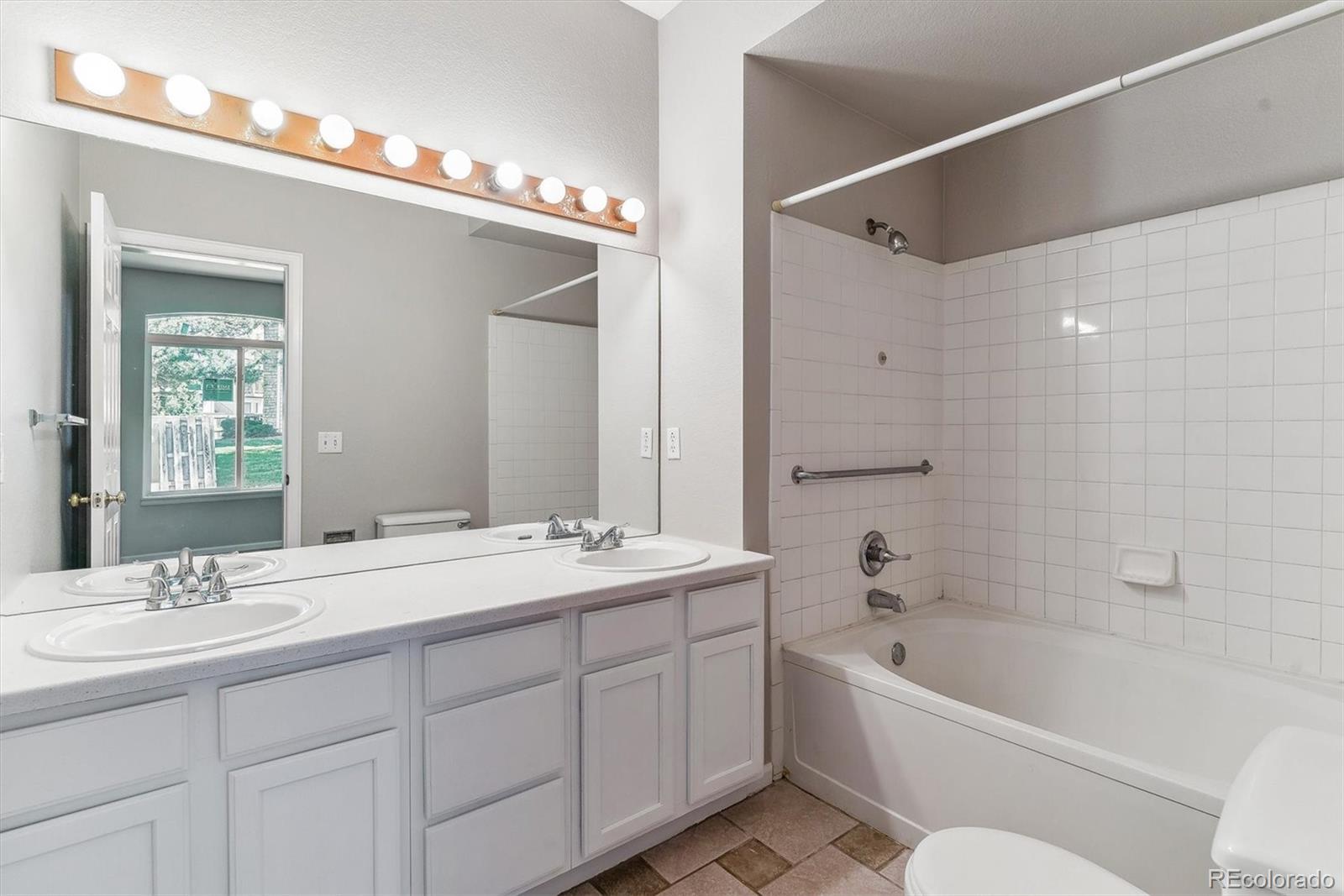 MLS Image #18 for 2575 s syracuse way,denver, Colorado