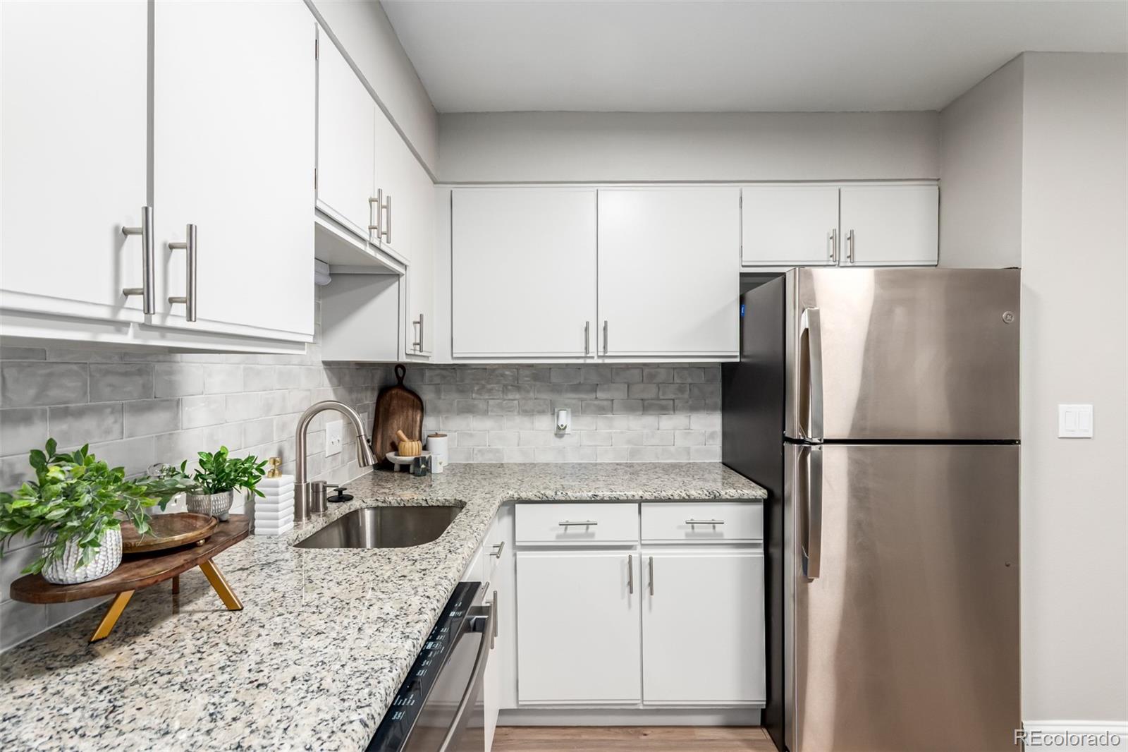 MLS Image #11 for 2575 s syracuse way,denver, Colorado