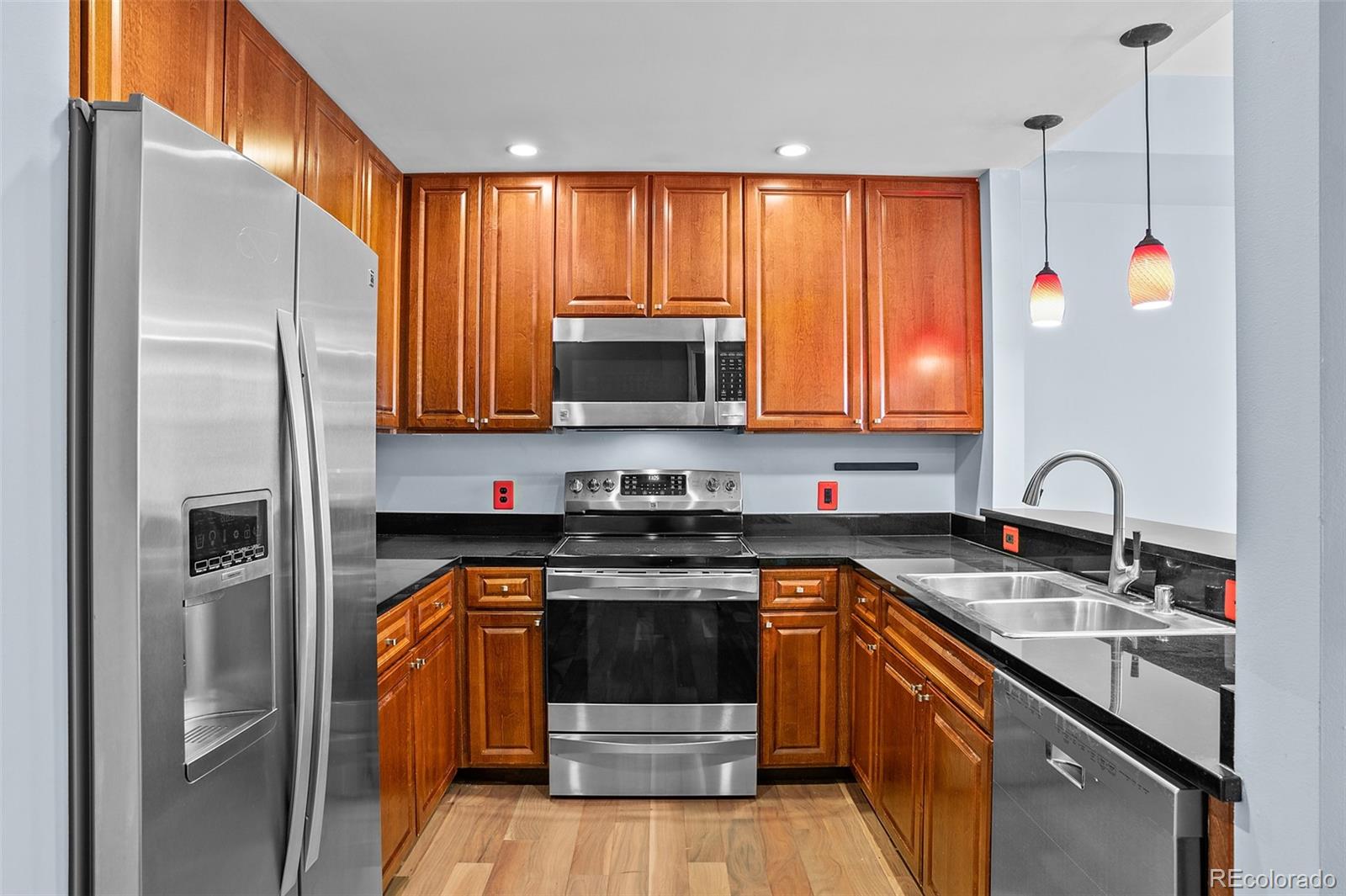 MLS Image #4 for 975 n lincoln street,denver, Colorado