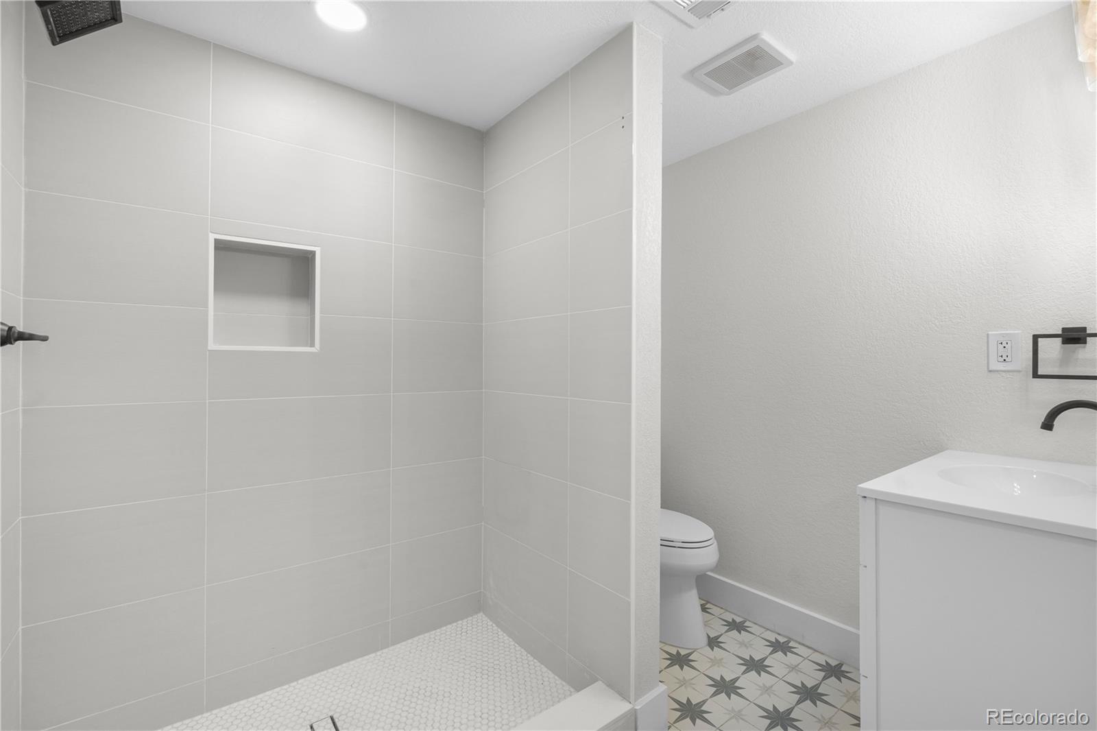 MLS Image #38 for 2320 s valley highway,denver, Colorado