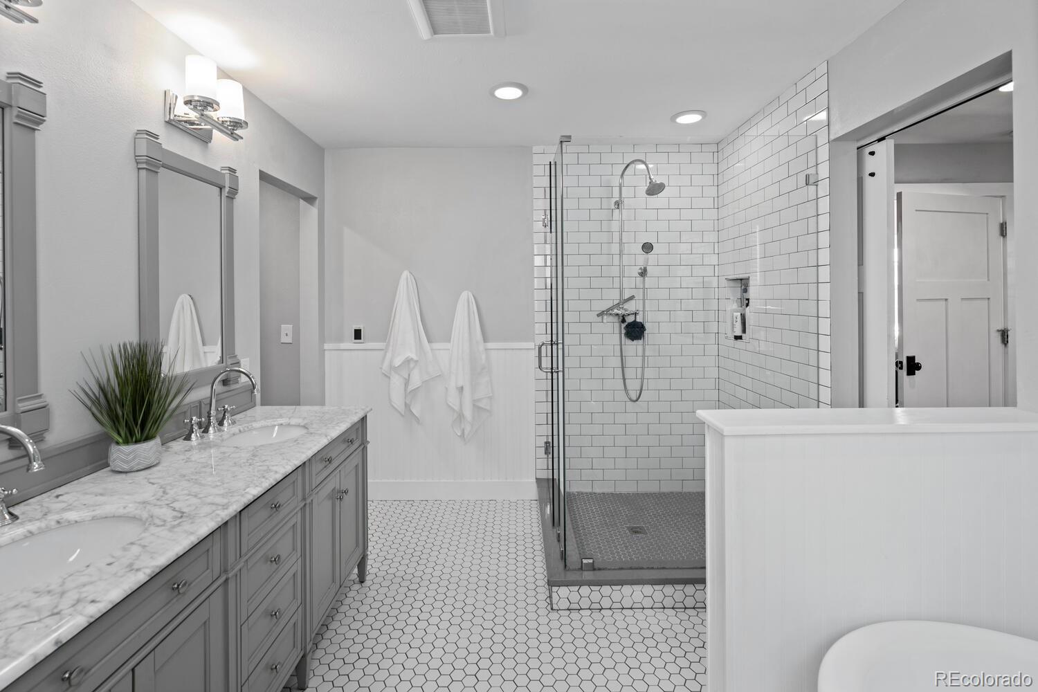 MLS Image #16 for 2385 s marion street,denver, Colorado