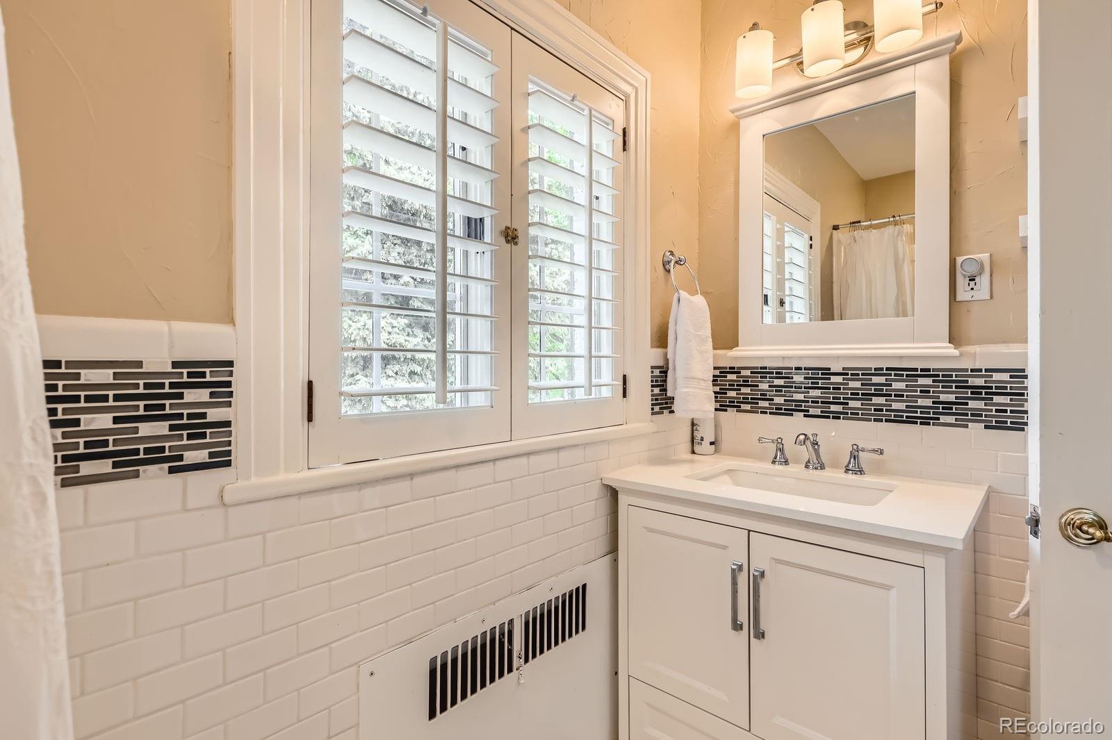 MLS Image #32 for 1000 n monaco parkway,denver, Colorado
