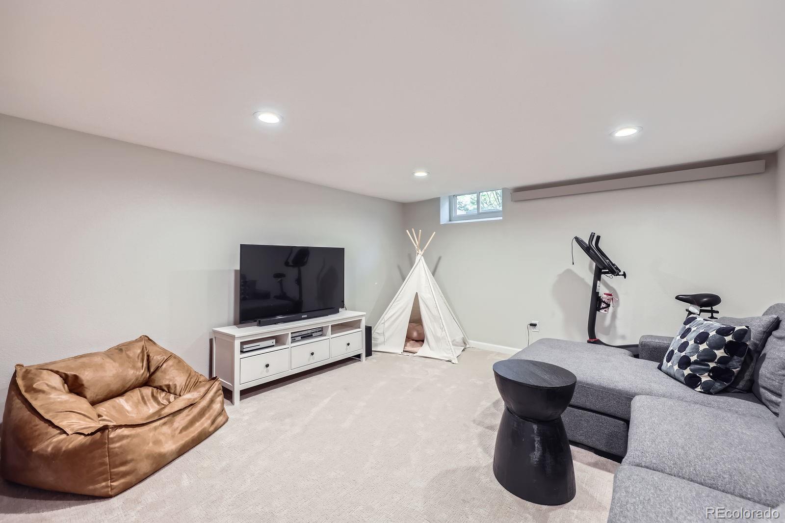 MLS Image #36 for 1000 n monaco parkway,denver, Colorado