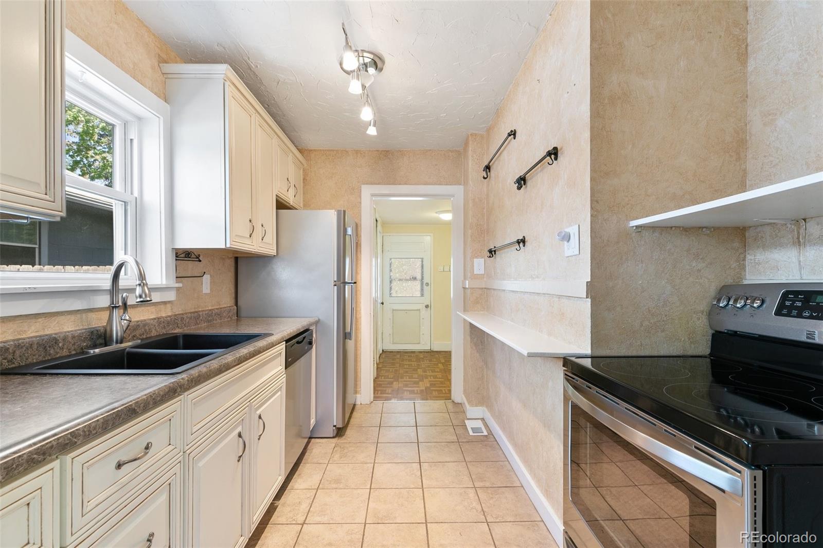 MLS Image #9 for 924 e saint vrain street,colorado springs, Colorado