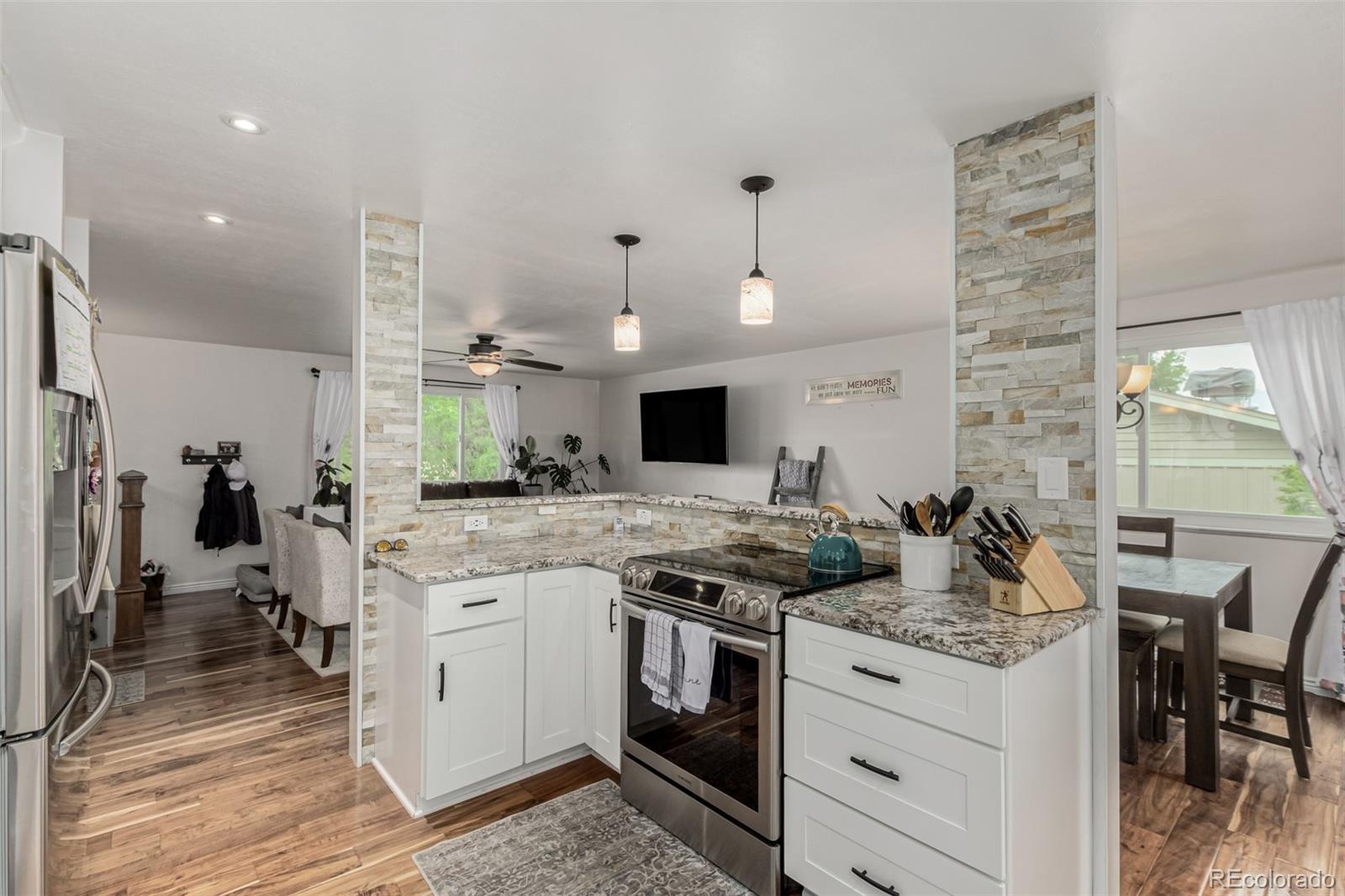 MLS Image #18 for 4643 s vrain street,denver, Colorado