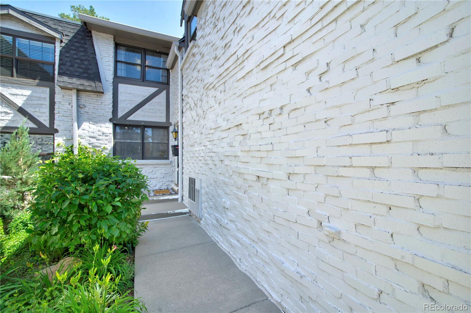 MLS Image #3 for 5821 e ithaca place,denver, Colorado