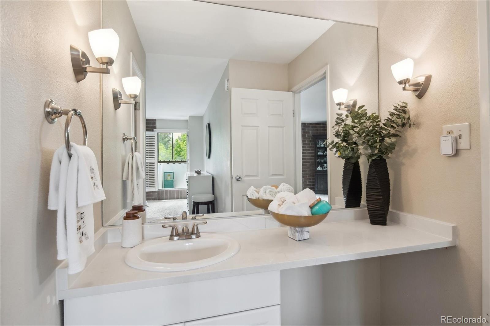 MLS Image #13 for 2880 s locust street,denver, Colorado