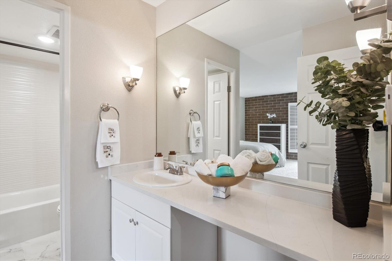 MLS Image #14 for 2880 s locust street,denver, Colorado