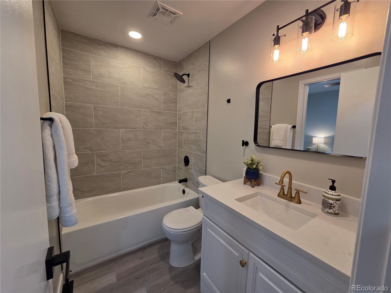 MLS Image #14 for 1250 s monaco parkway,denver, Colorado