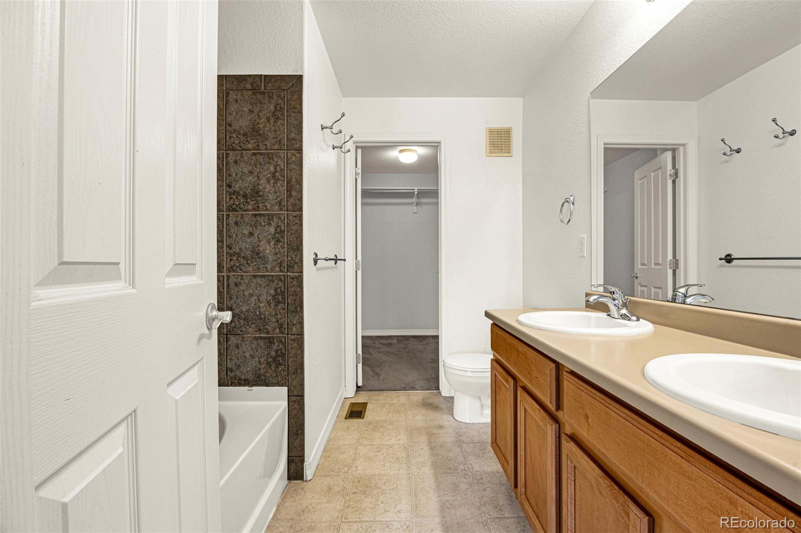 MLS Image #13 for 23560  alamo place b,aurora, Colorado