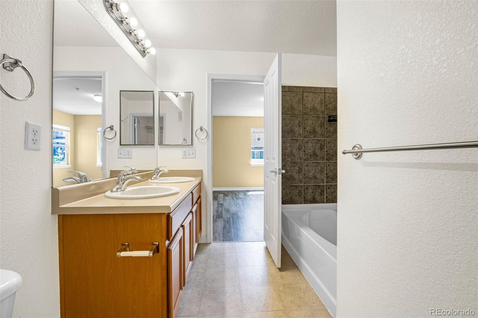 MLS Image #14 for 23560  alamo place b,aurora, Colorado