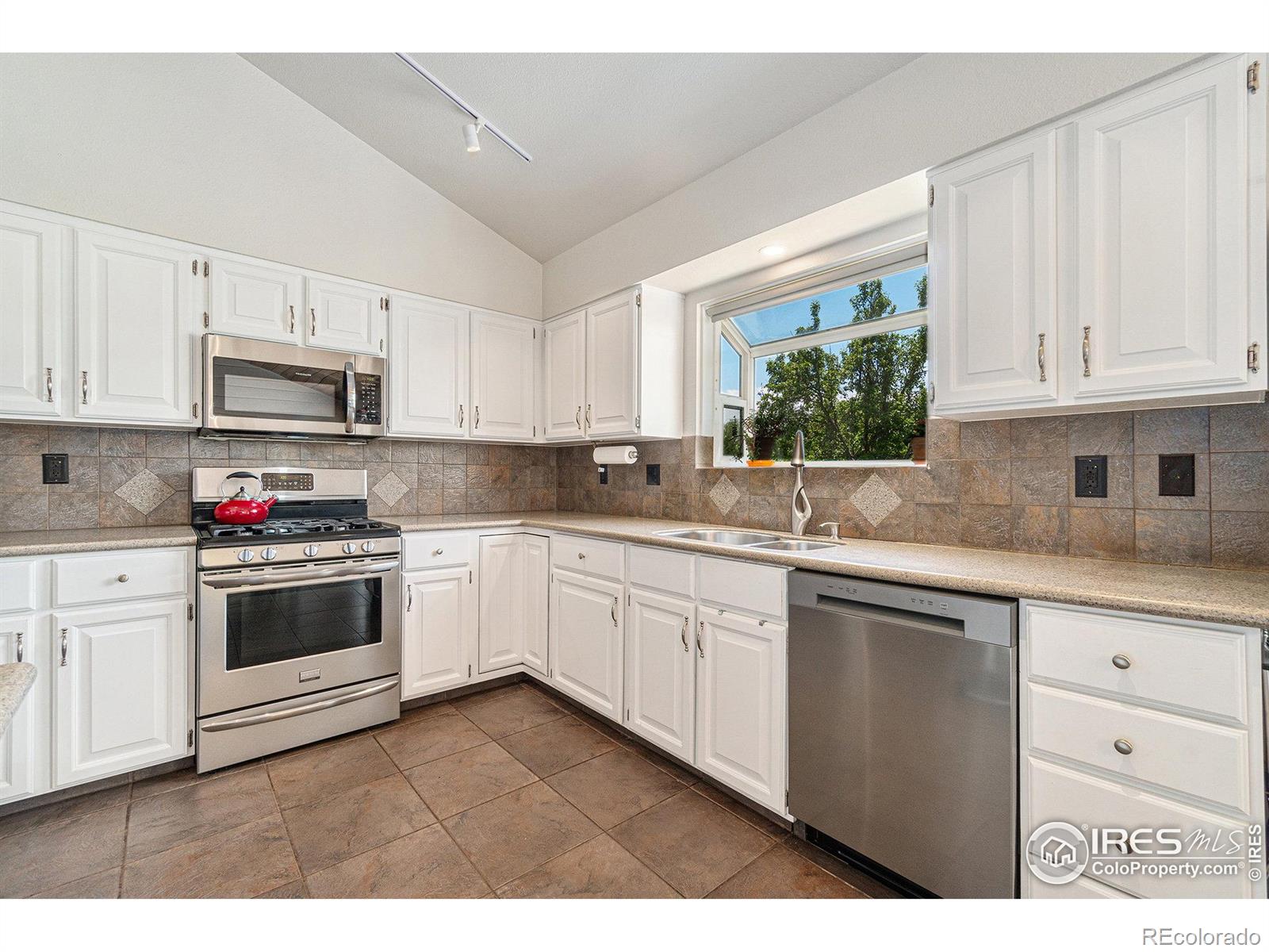 MLS Image #9 for 1921  glenview court,berthoud, Colorado