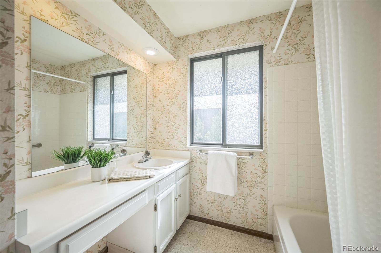 MLS Image #18 for 4474 s vrain street,denver, Colorado