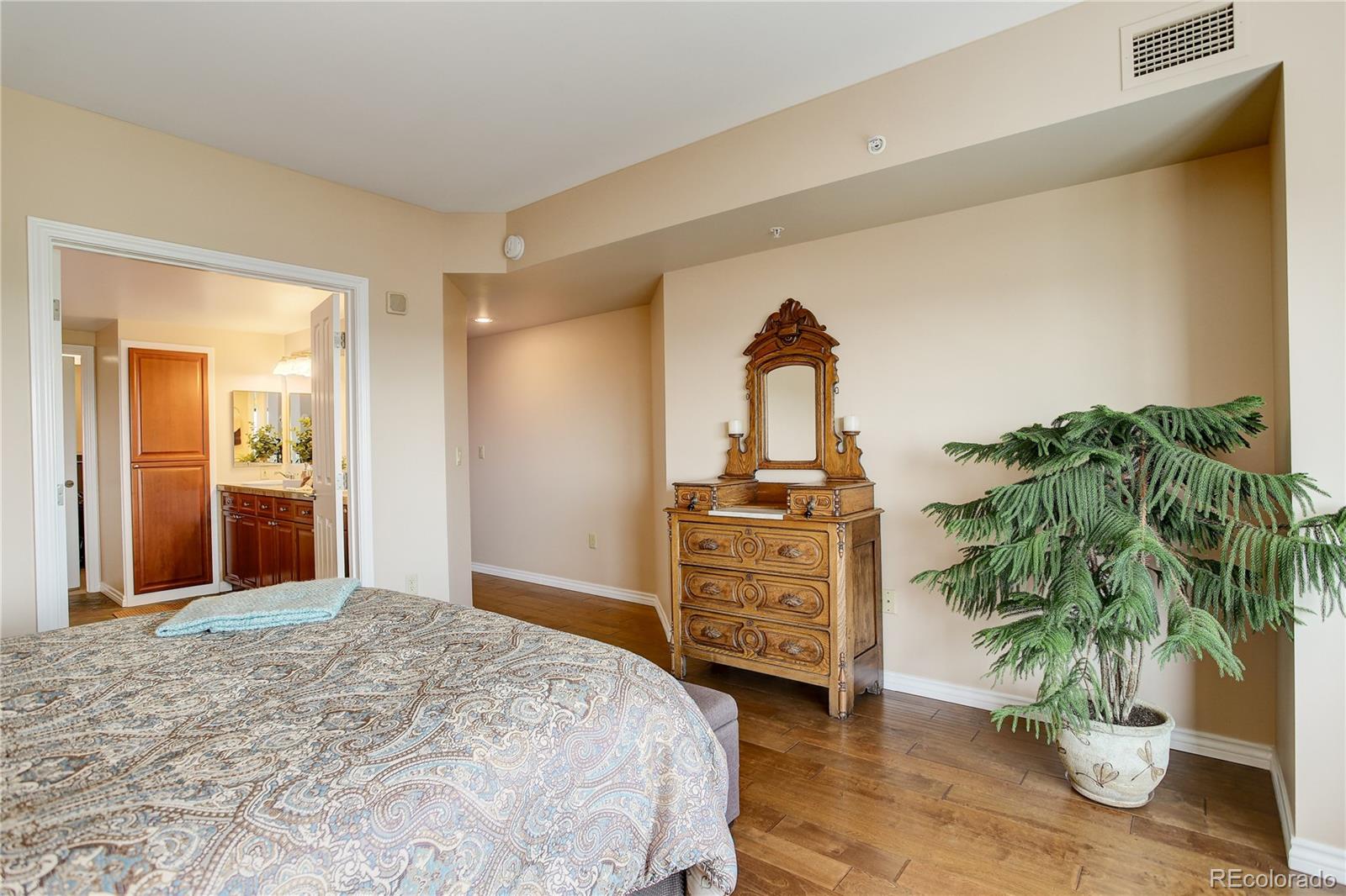 MLS Image #23 for 8100 e union avenue,denver, Colorado