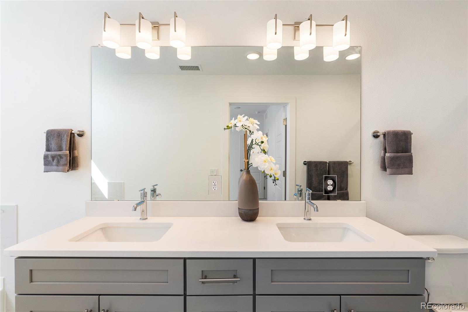 MLS Image #9 for 22  oneida court,denver, Colorado